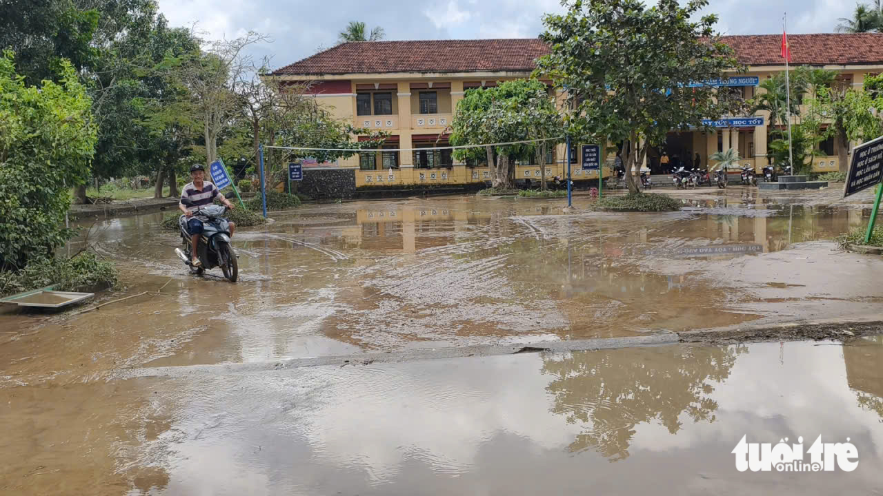 部队和公安在13号台风后帮助民众清理学校淤泥、修复屋顶