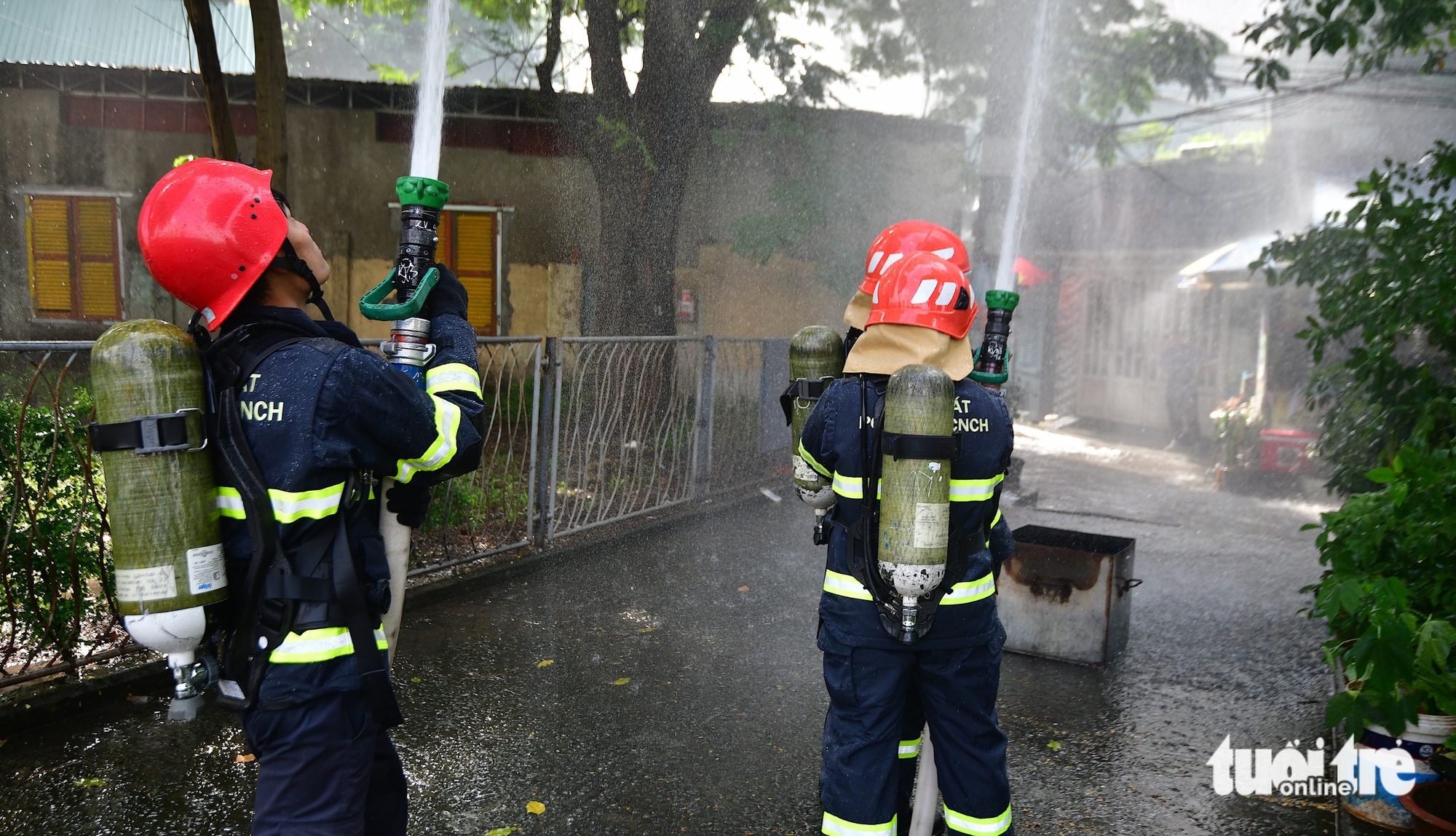 春和坊进行消防演练，指导居民在封闭场所逃生