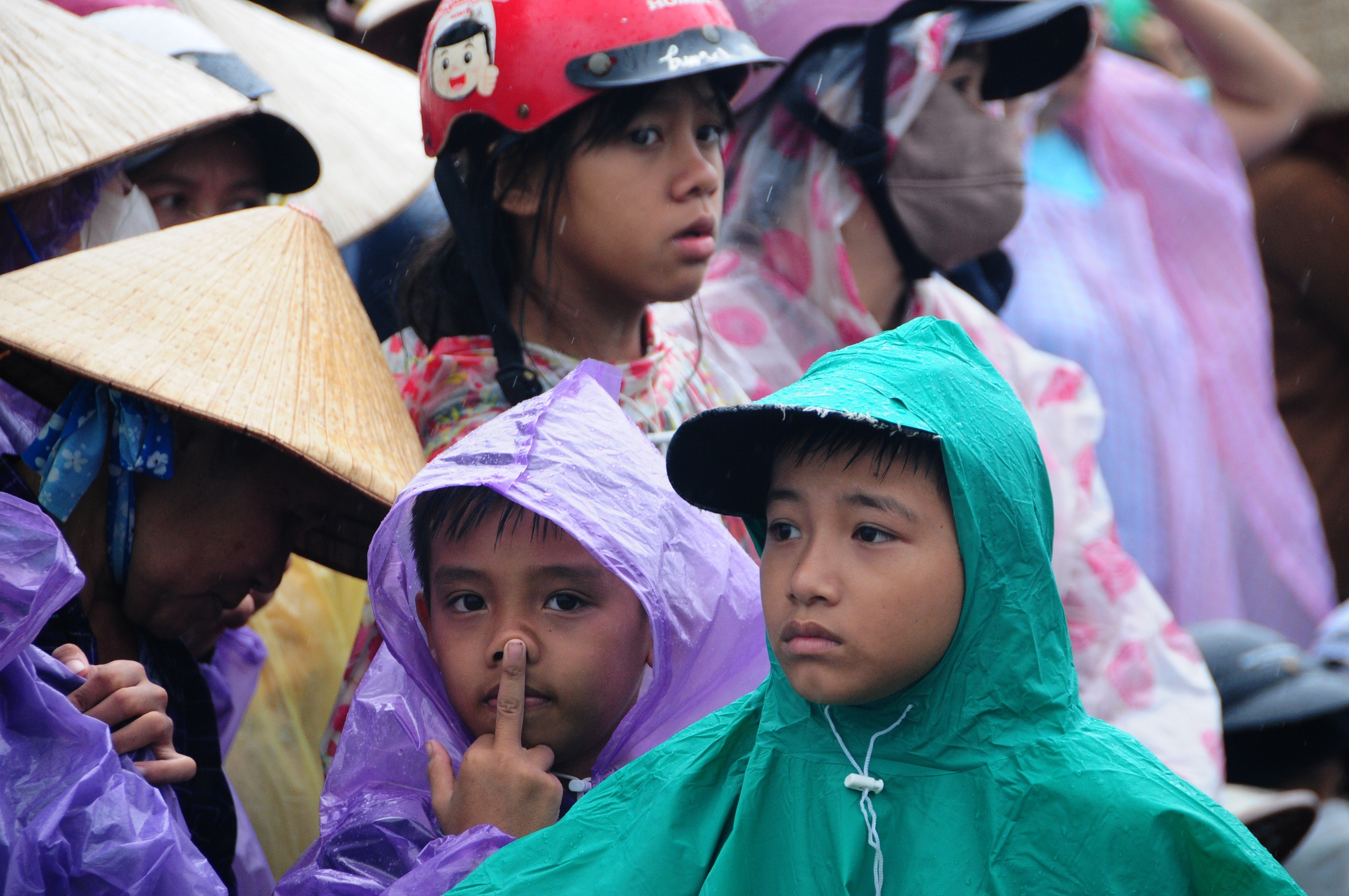 基罗河沿岸居民排长队领取救援物资
