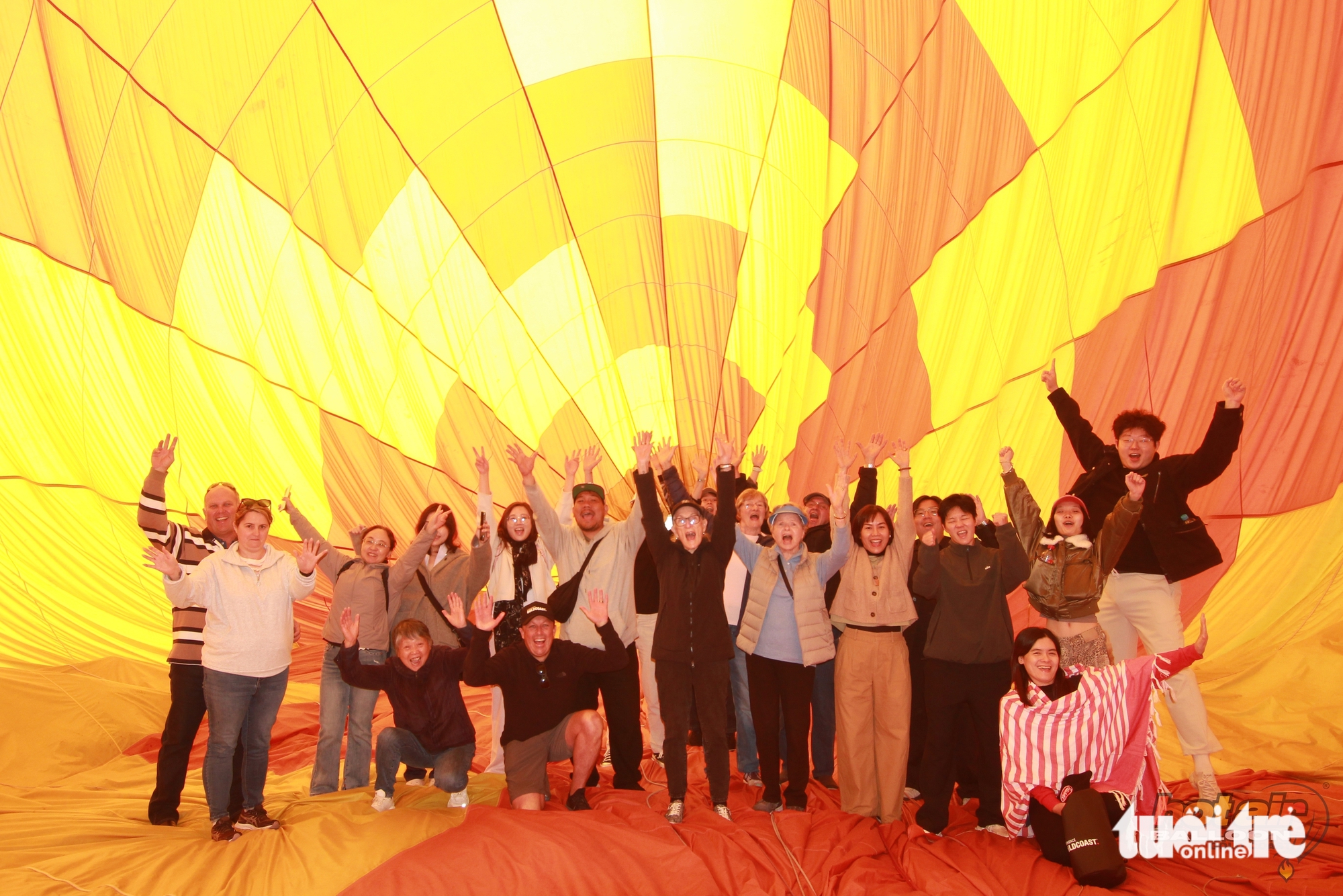 在黄金海岸热气球上欣赏澳大利亚的日出