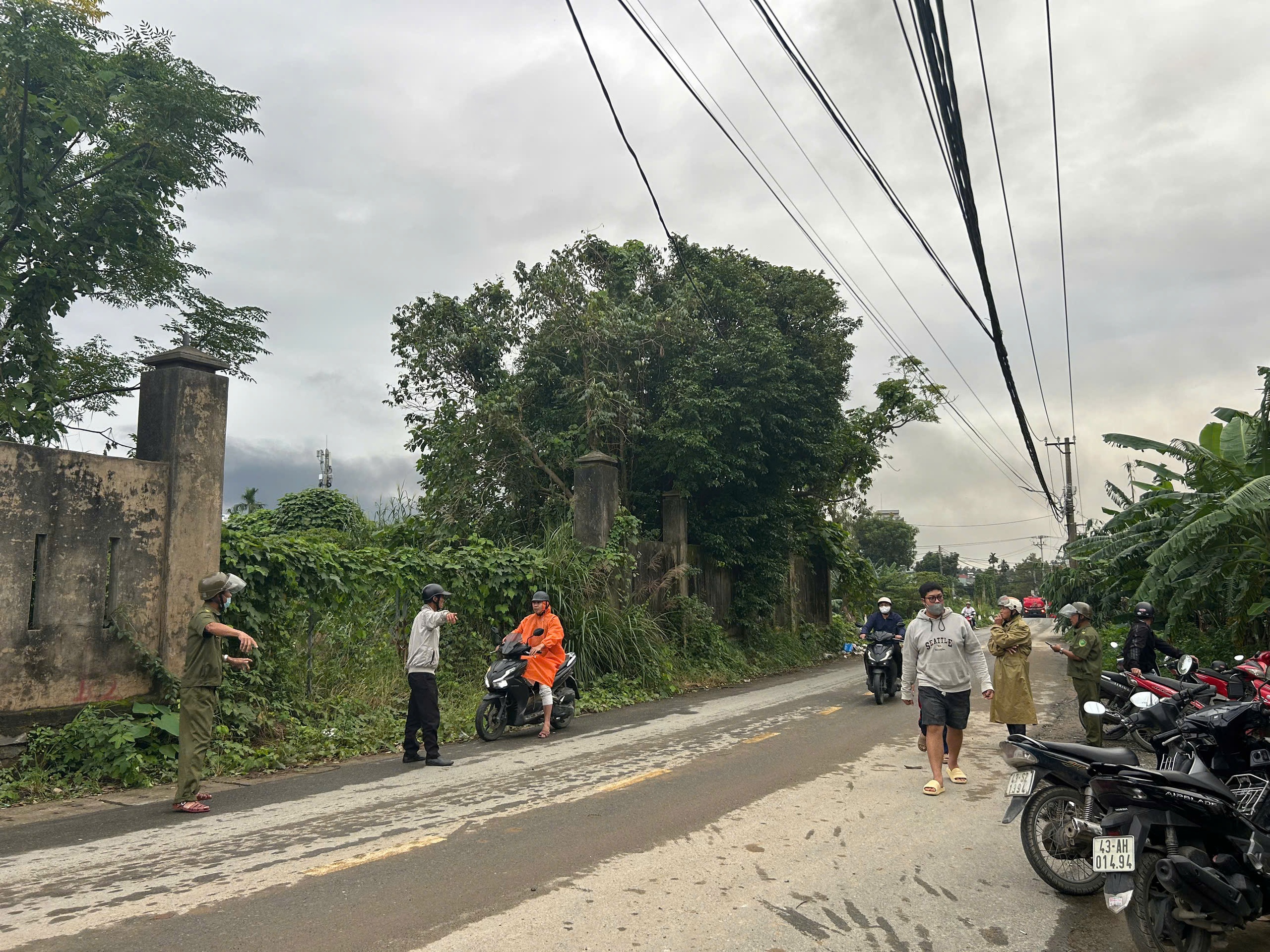 岘港沥青储存场发生猛烈火灾