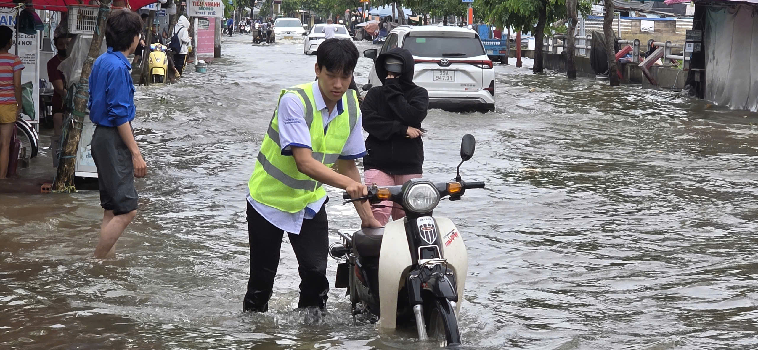 胡志明市潮汐达到顶峰，年轻人组建志愿者队伍帮助民众安全渡过洪水