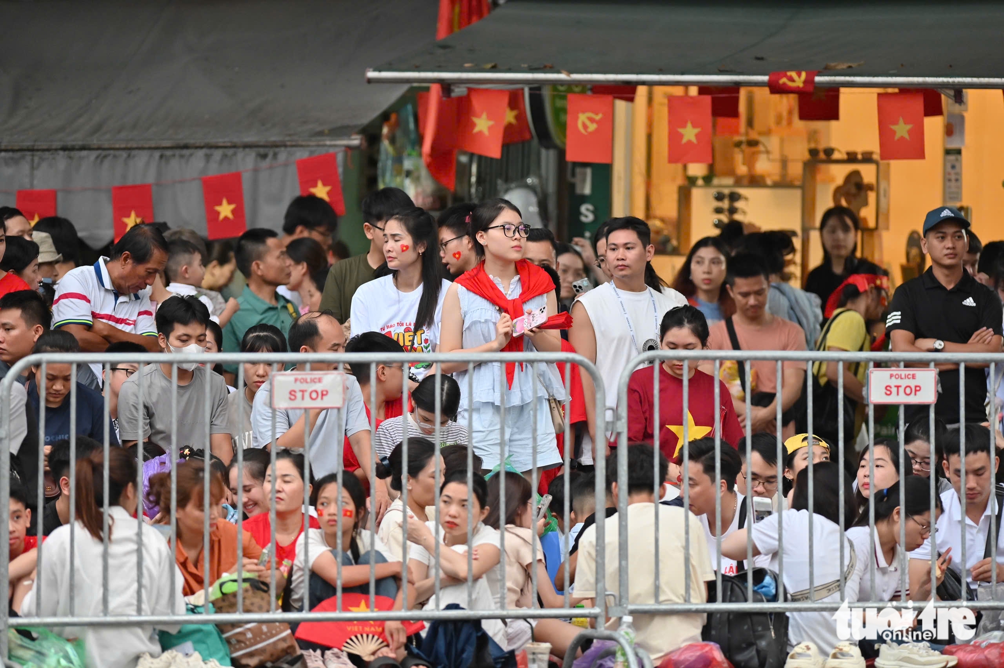 战士在总合练前与民众拍照、唱歌