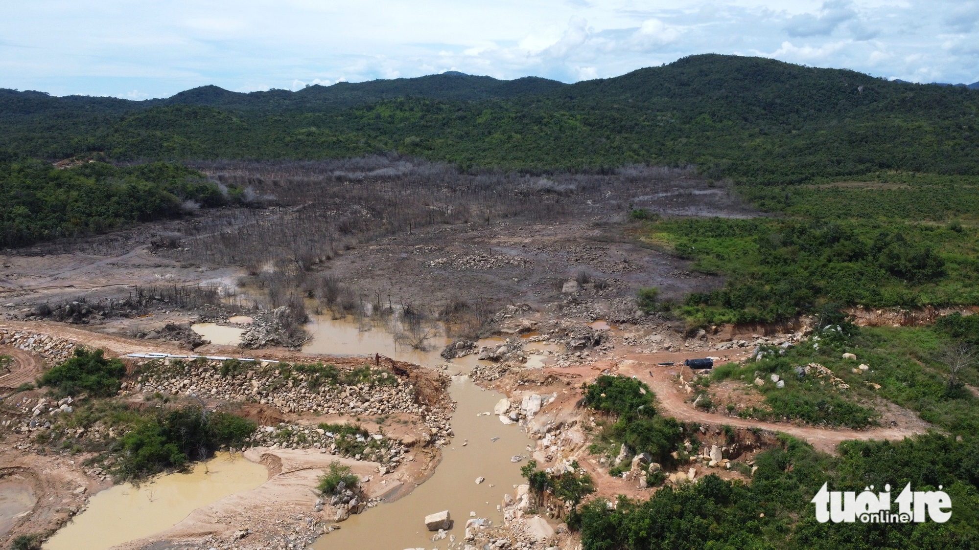 近距离观察山上水库溃坝摧毁农作物和民宅