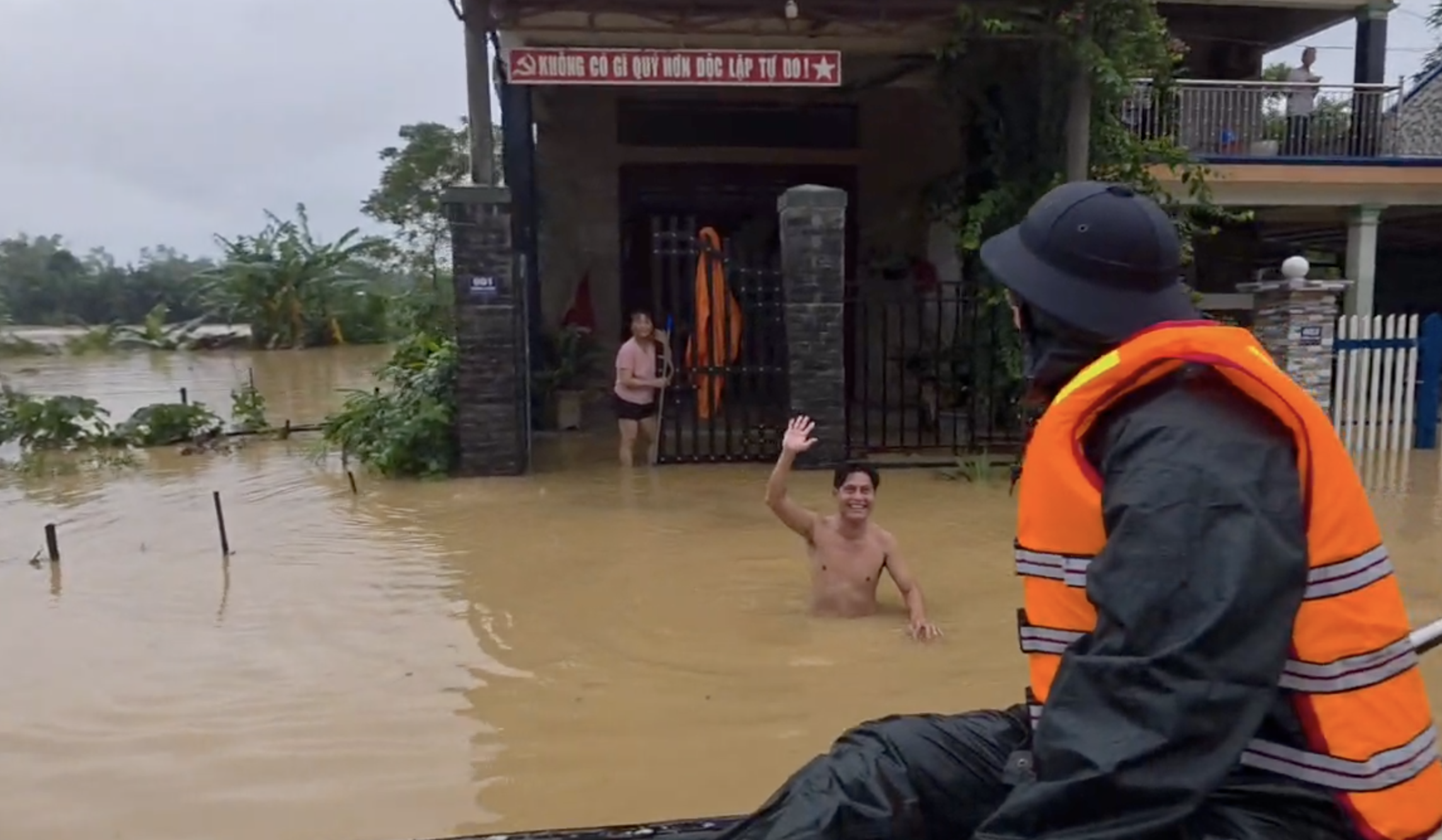 当看到海军部队带着特种船只到达洪水中心时，人们挥手欢呼