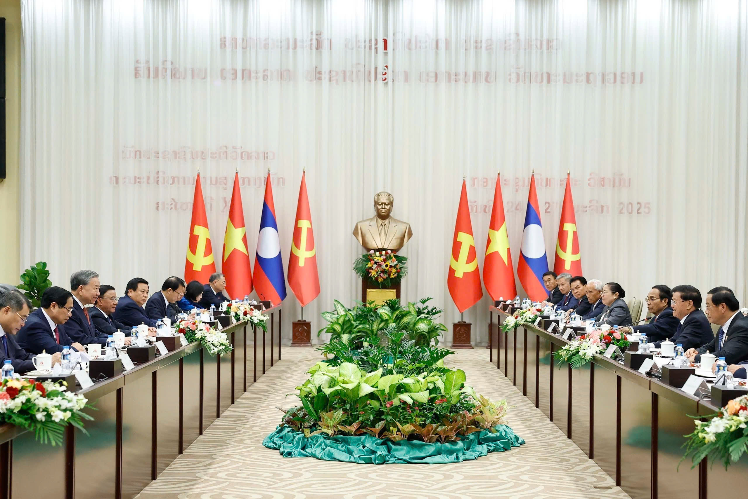 越南与老挝推动共同工业园区和河内-万象高速公路