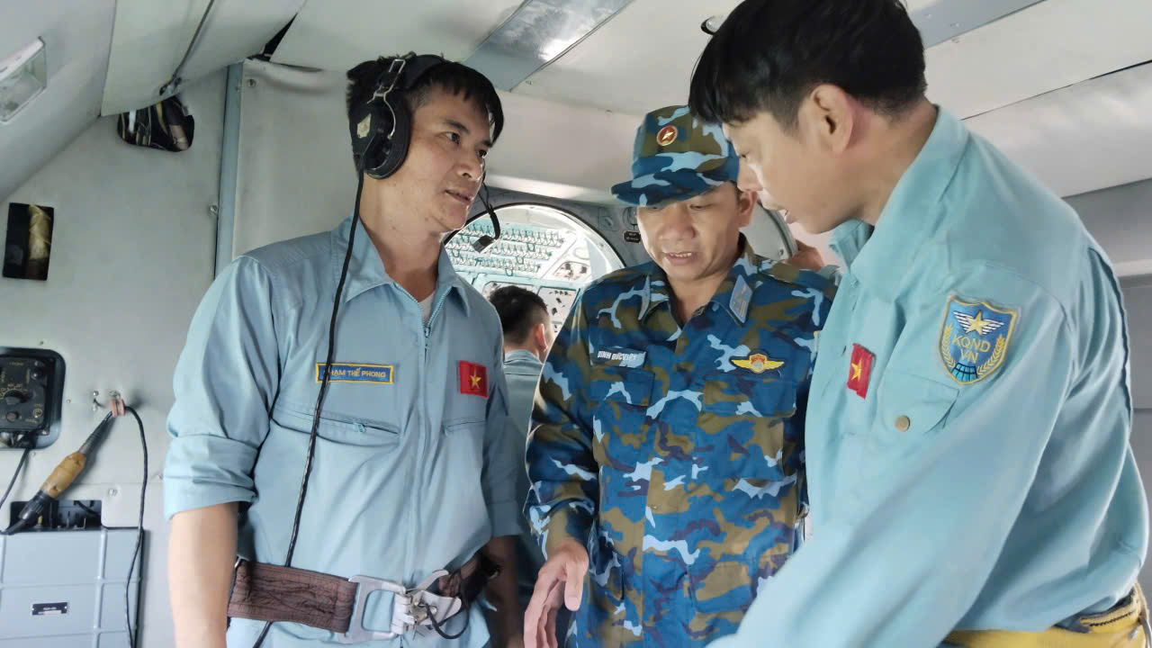 动员直升机在礼山海域搜寻三名失踪人员