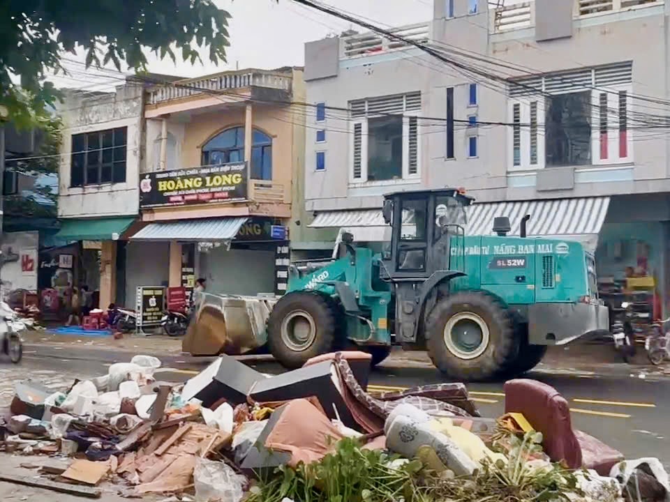 工人在绥和市区努力清理洪水后的15000吨垃圾