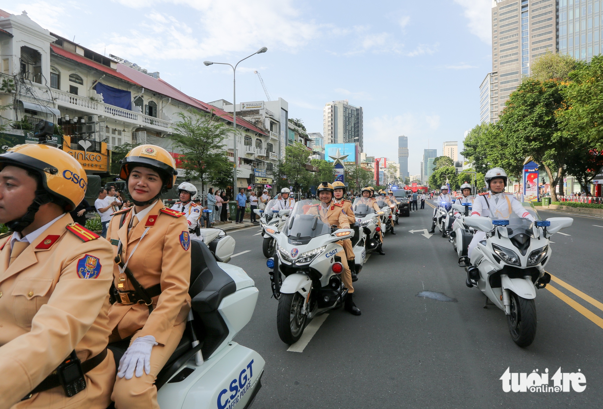黎利大道热闹时刻：民众与警卫部队互动