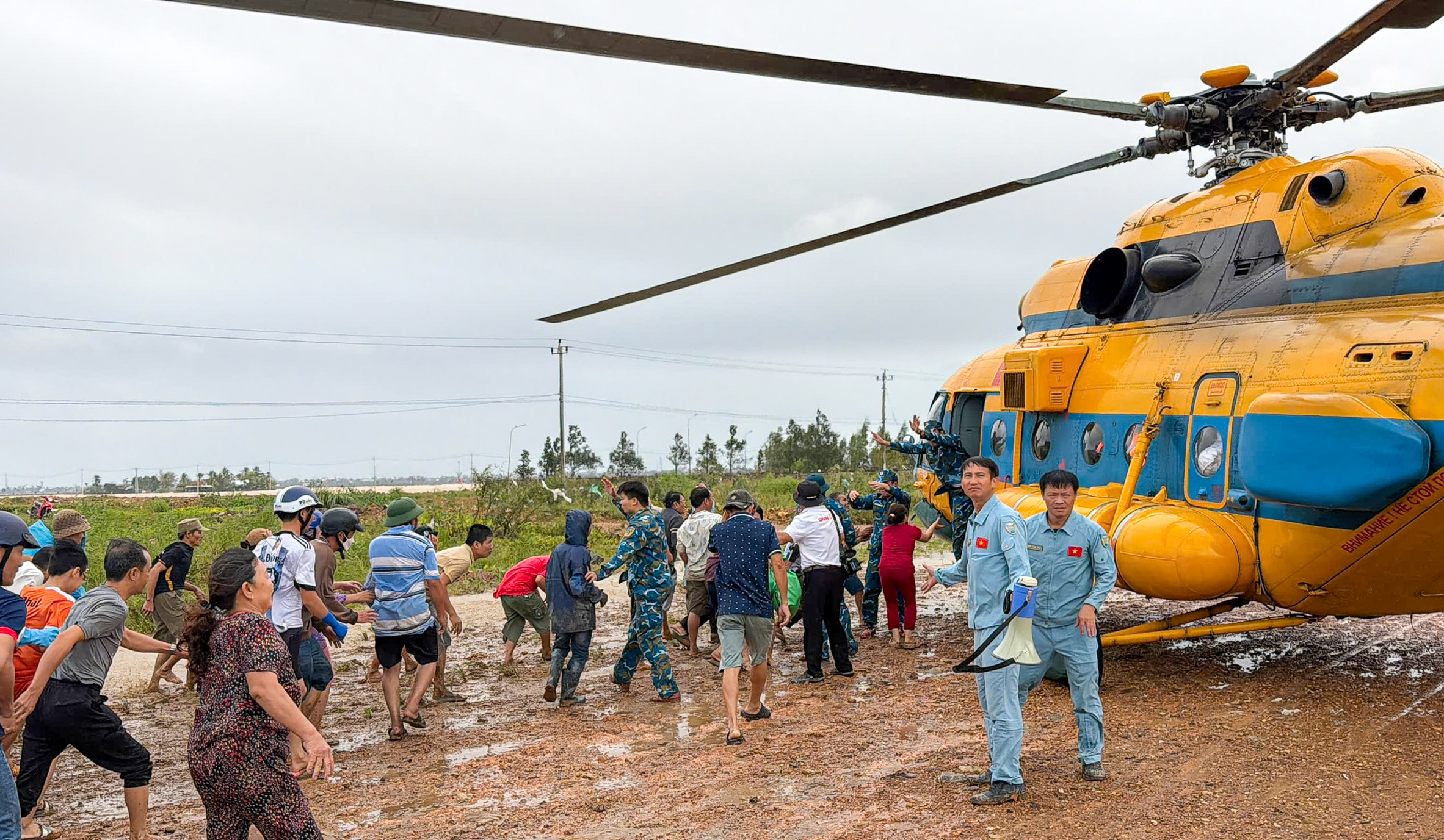 富安省旧地居民涌向第917团直升机降落点接收紧急救援物资