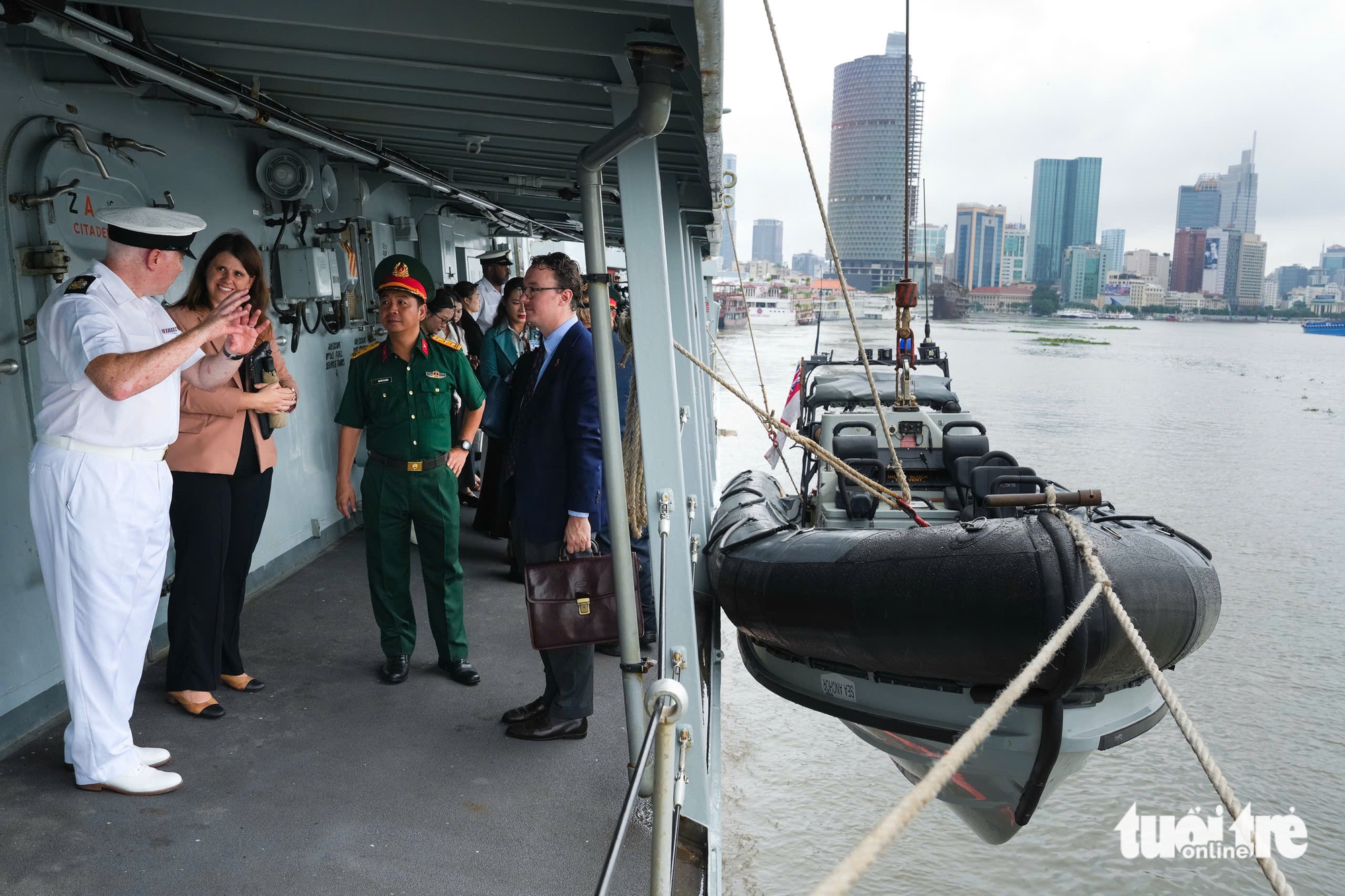 英国海军舰艇HMS Richmond时隔四年重返越南