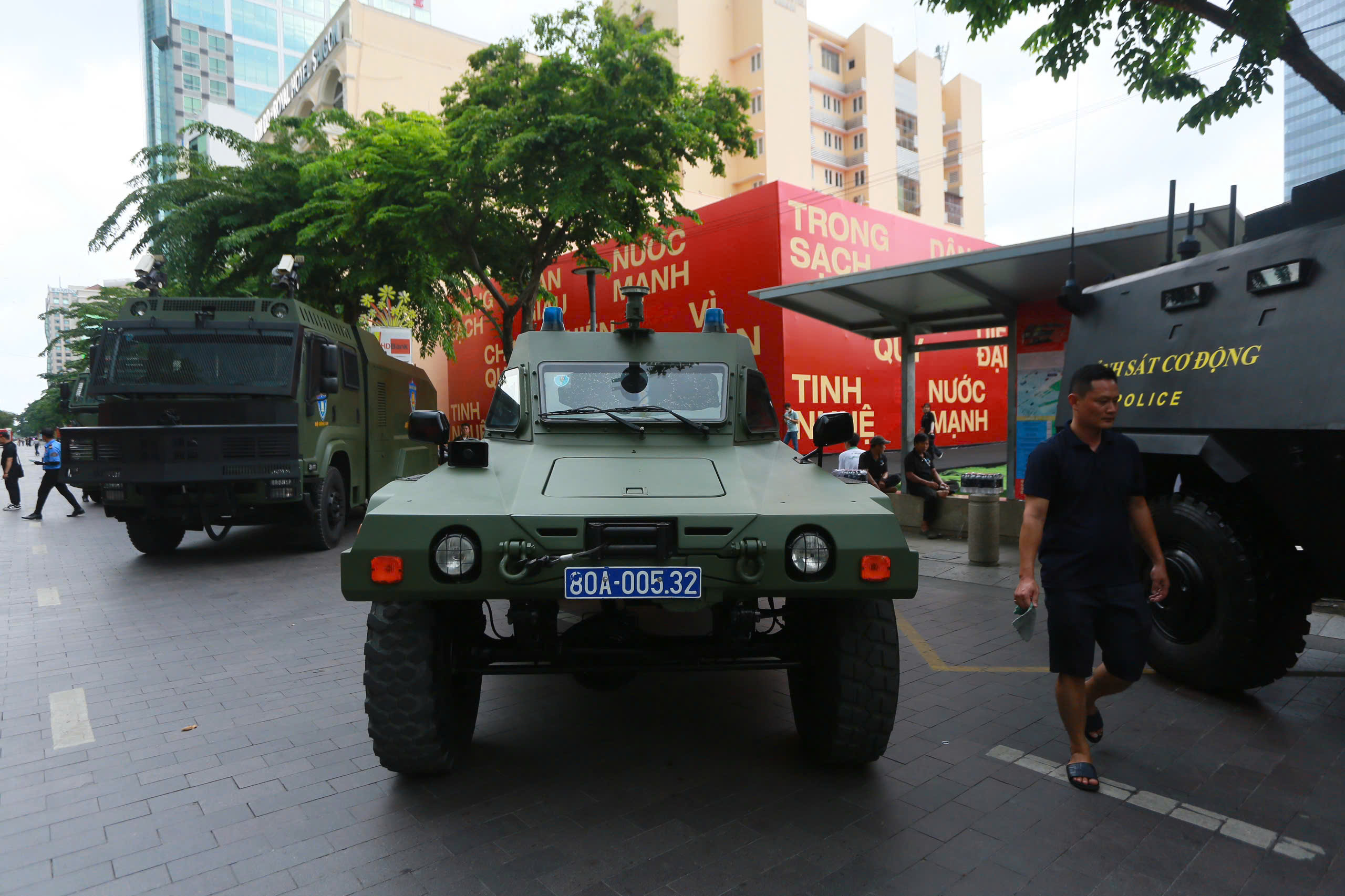 许多在电影中常见的'巨型'装备首次出现在阮惠步行街