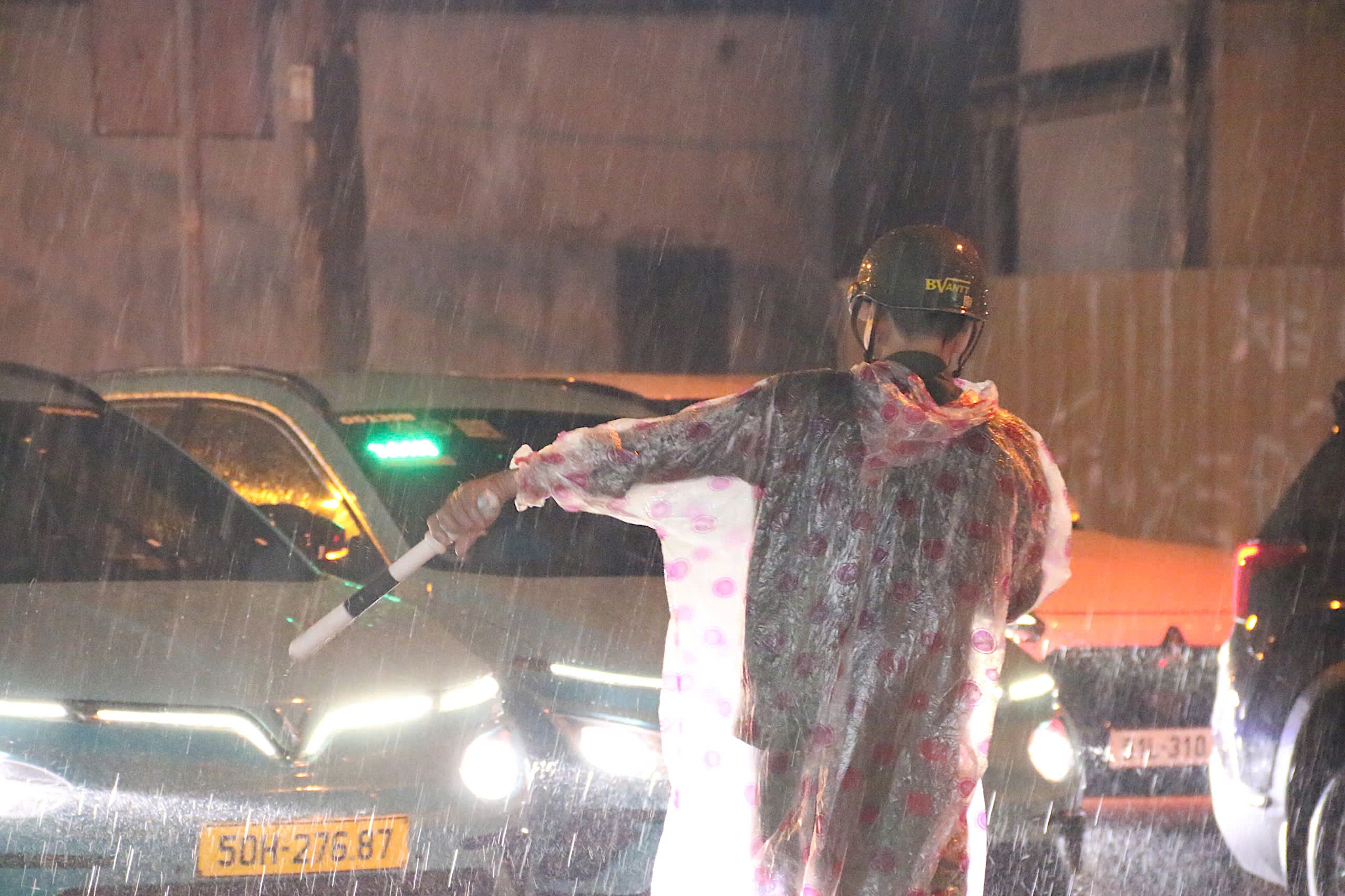 民众冒雨，警察在平沼1桥紧张疏导交通