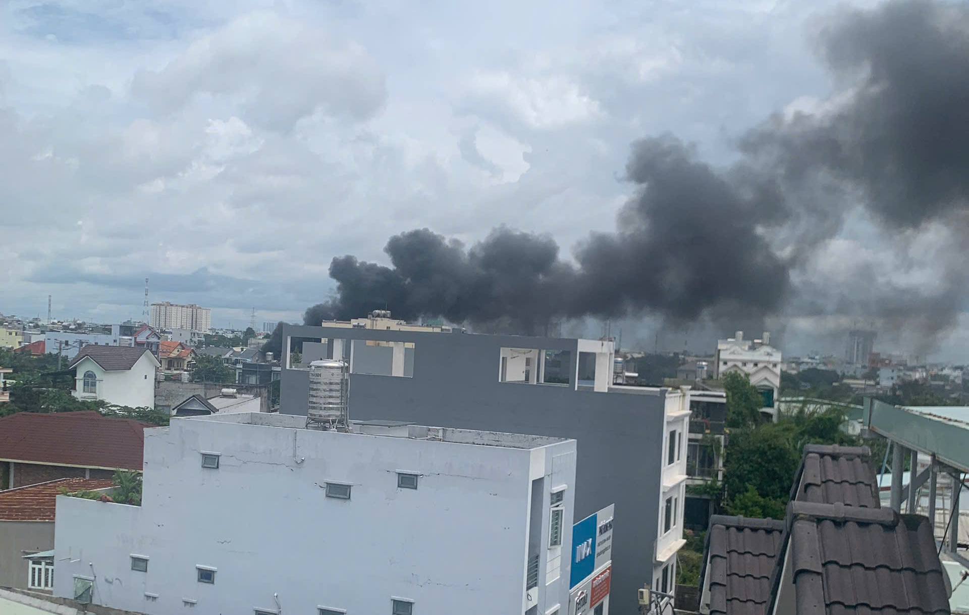 安富东坊汽车停车场发生火灾，伴有多次爆炸声