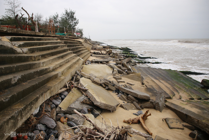 未验收的350亿越南盾海堤被海浪损坏