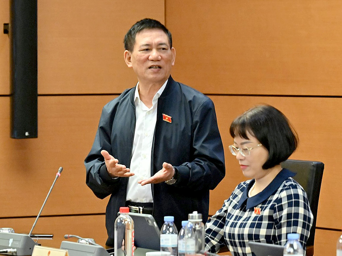 副总理胡德福解释保险'交钱容易取钱难'