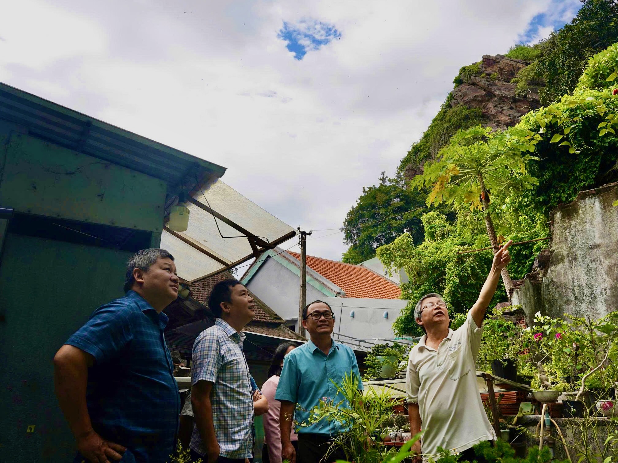 生活在Núi Nhạn山脚下的居民担忧山体滑坡