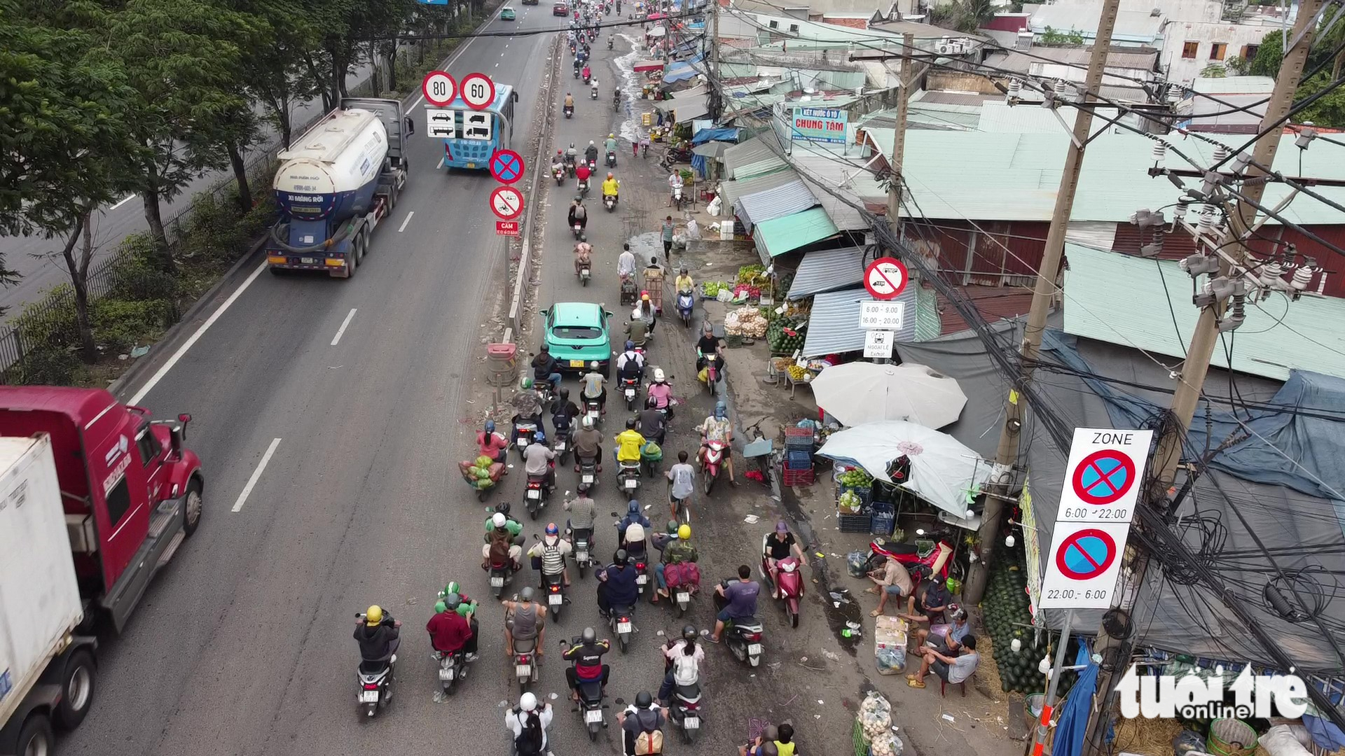 胡志明市摩托车排队逆行，多条道路成为违规者的专用车道