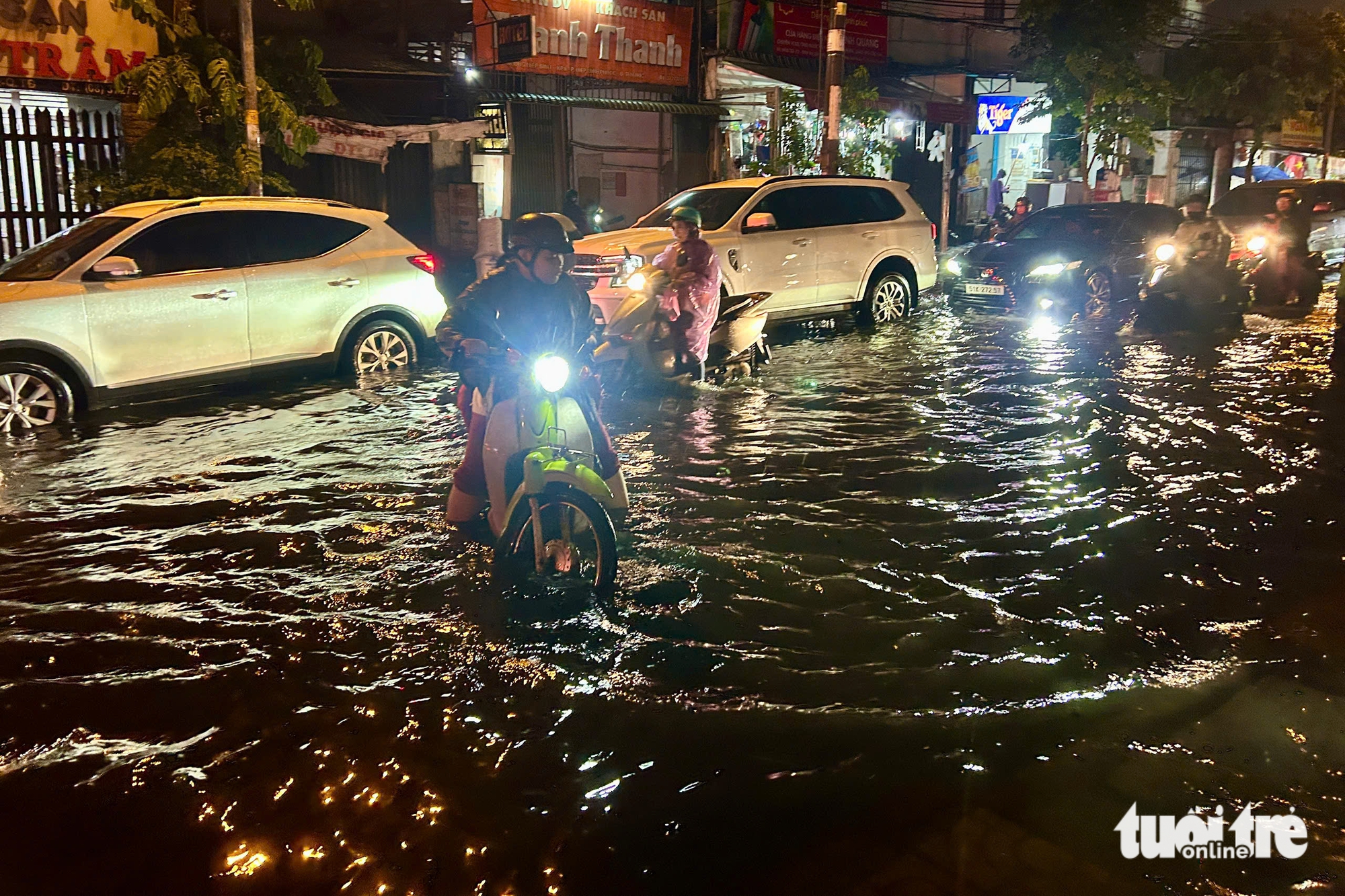 阳光一天后，胡志明市雷电交加，多地积水