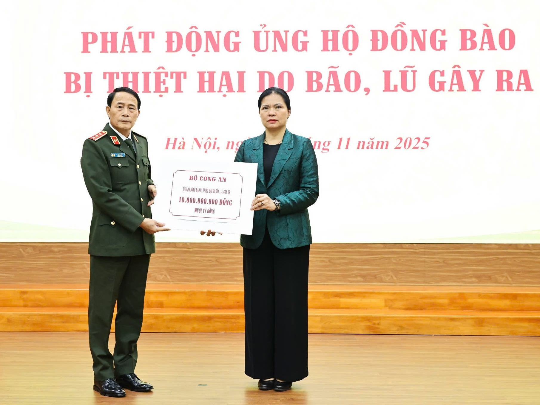 超过1120亿越南盾支持中部和西原地区同胞克服洪涝灾害后果