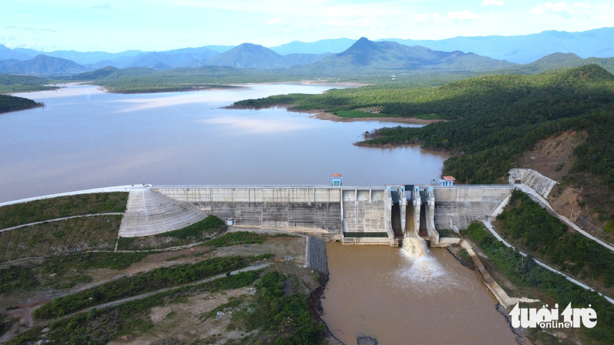 宁顺省8500万立方米水利水库建成仅数月即出现裂缝和坝体渗漏