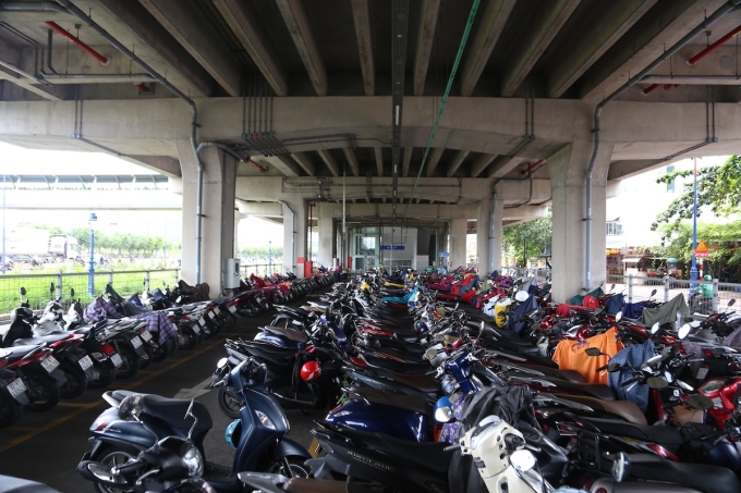与其闲置，桥下空间在确保消防安全的前提下可用作停车场