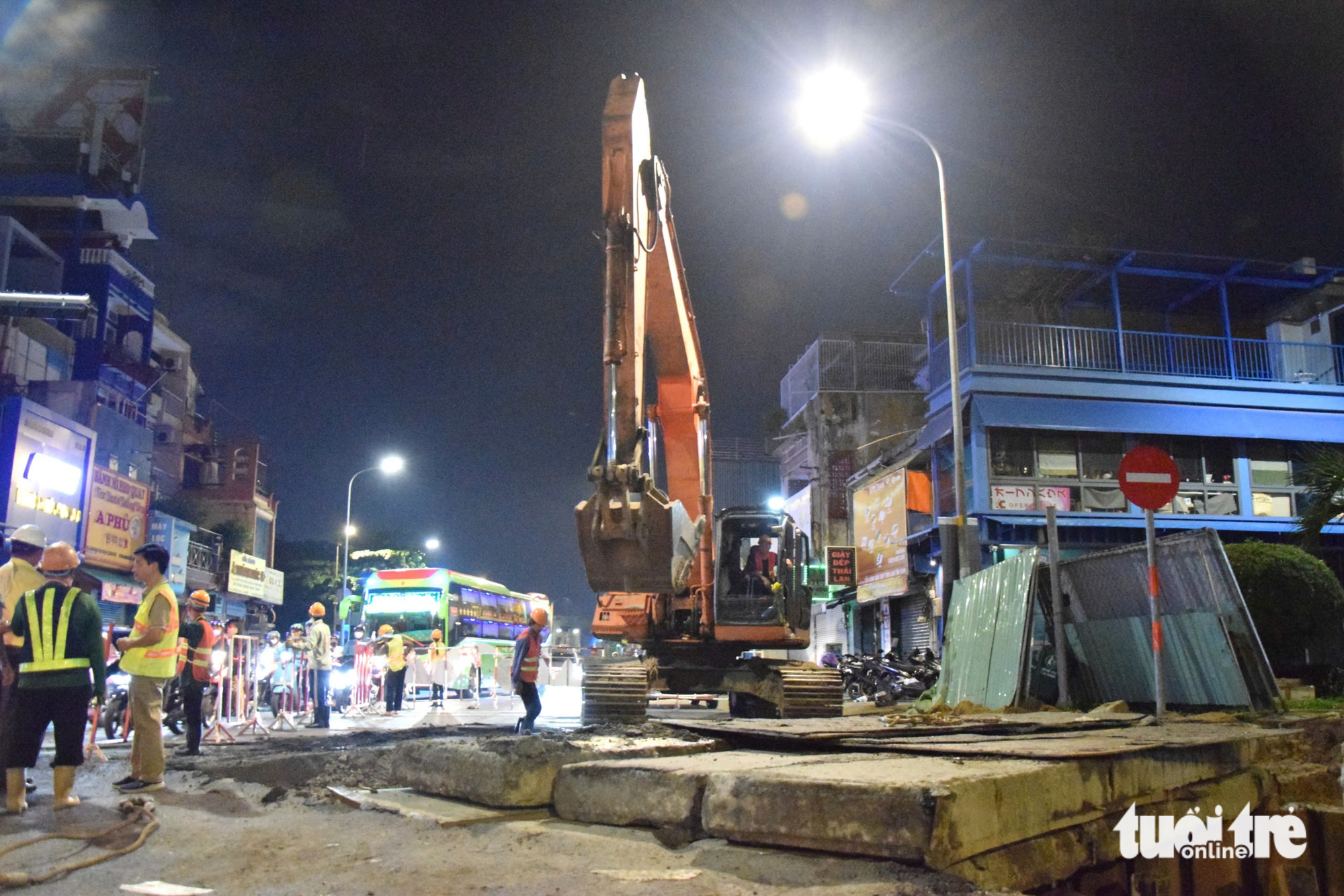 夜间检查地铁2号线技术基础设施搬迁，已完成超过70%