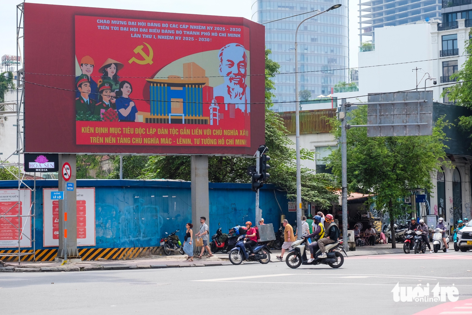 大型LED屏幕照亮胡志明市中心，欢迎市党代会召开