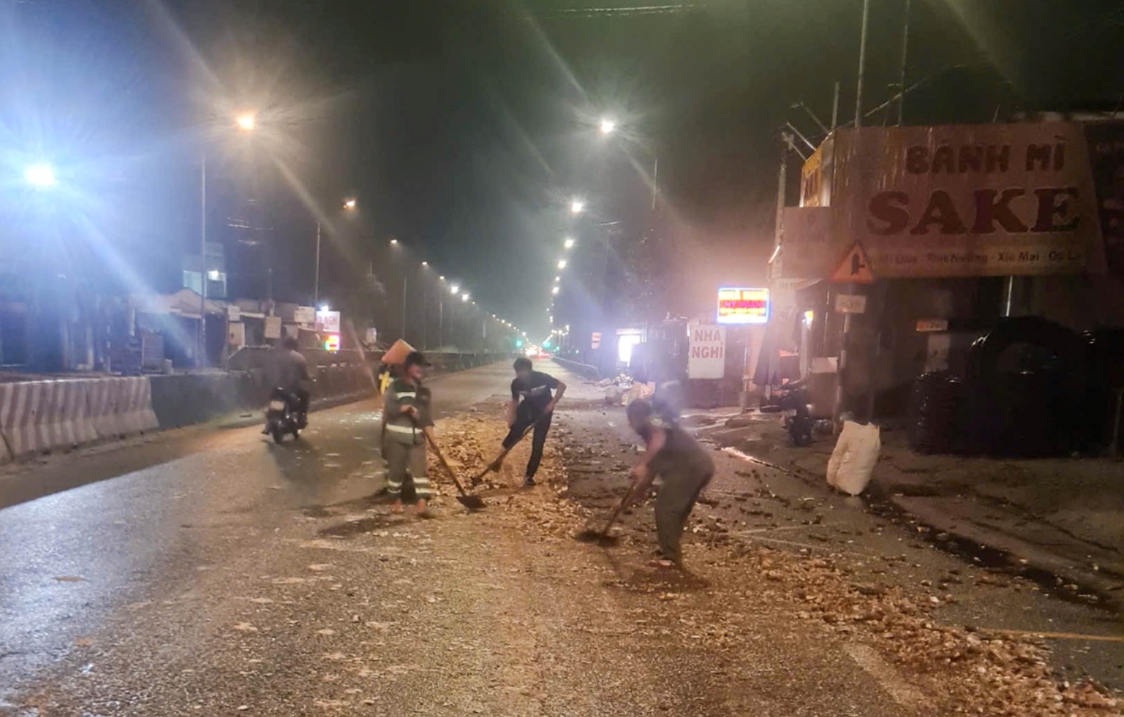 追查倾倒3吨木薯后逃逸的卡车司机，导致多辆摩托车滑倒