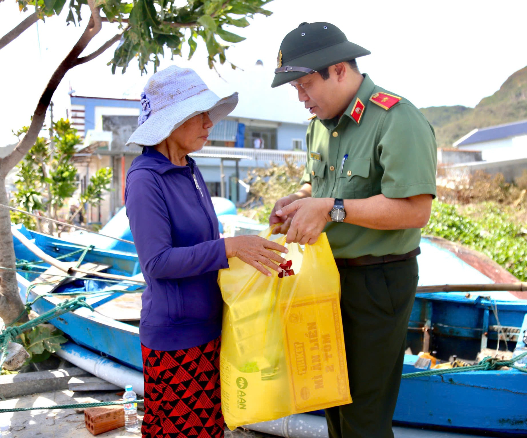 公安部向嘉莱省居民提供40吨必需品，以应对台风凯米