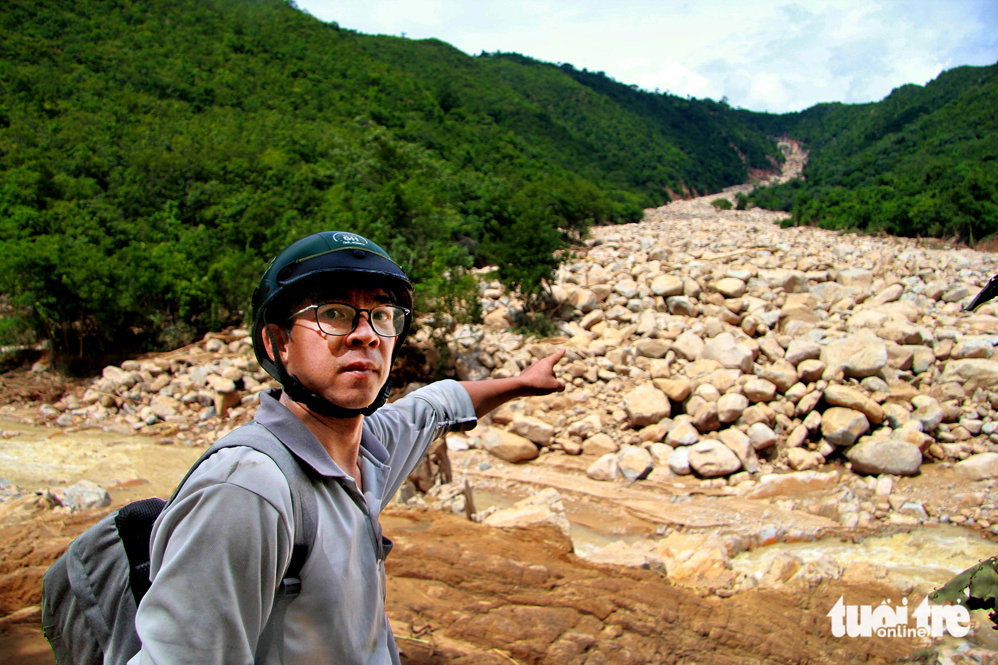 近距离观察山上水库溃坝摧毁农作物和民宅