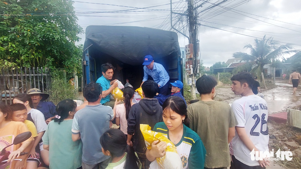 《青年报》向芽庄西部地区居民发放救援物资