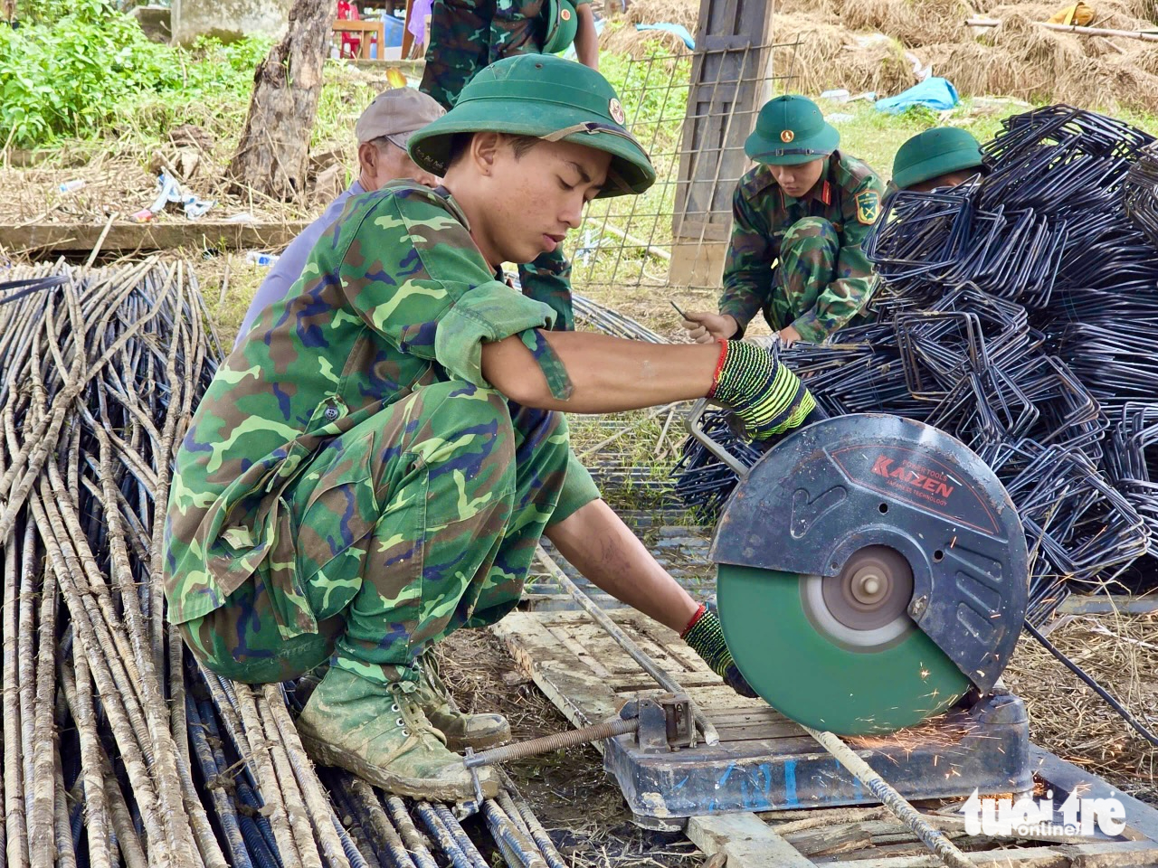 军队连夜为富安省洪水区民众建房