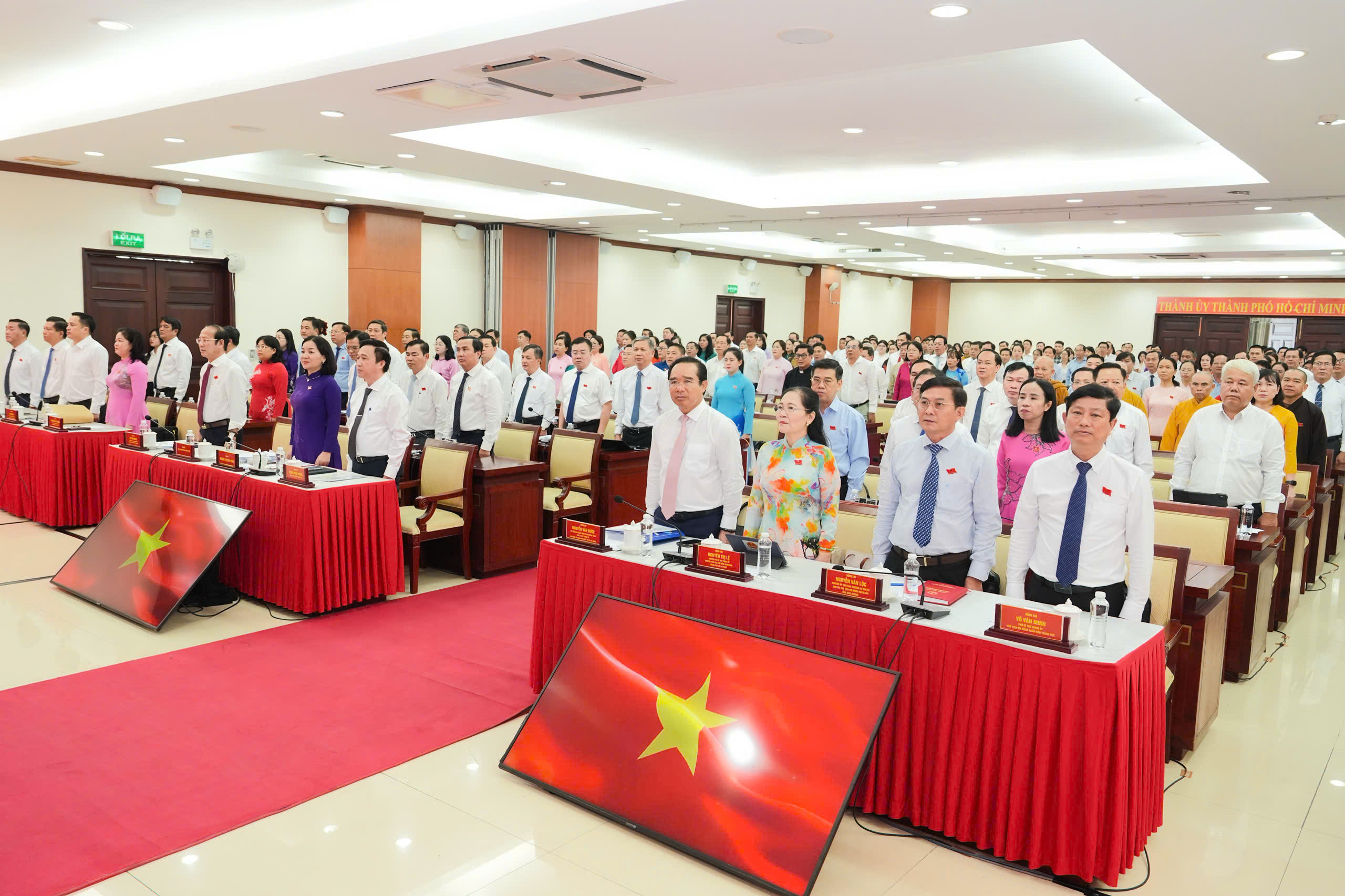胡志明市人民议会讨论每人贷款高达3亿越南盾，以支持干部和公务员在合并后创造新工作