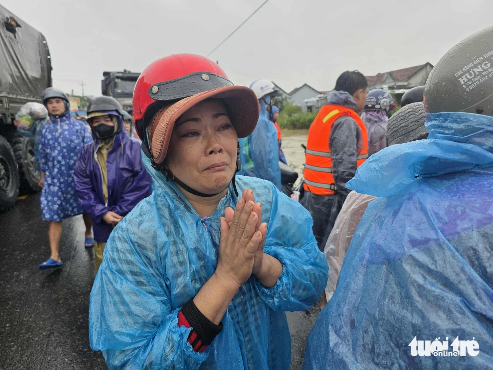 当看到部队和警察开辟道路来救援时，洪水地区的同胞们激动得哭了