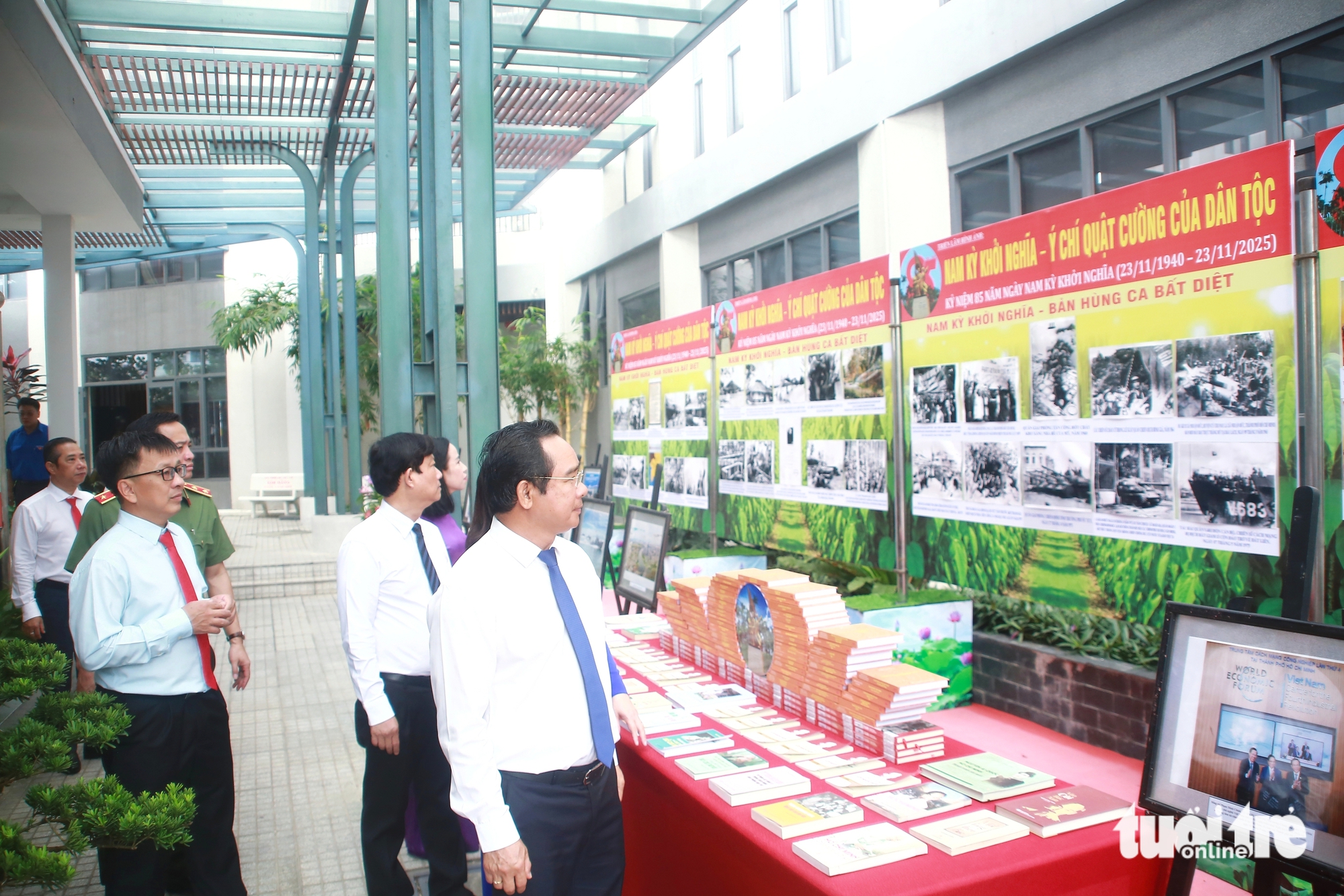 胡志明市领导敬香，参加纪念南部起义85周年集会
