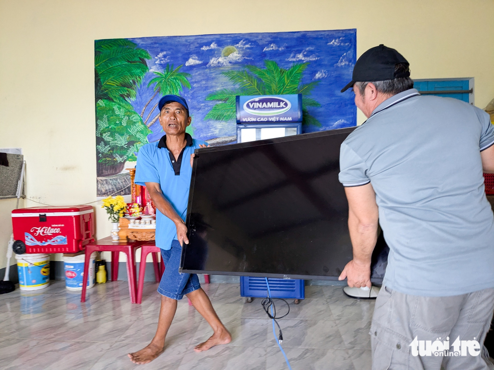 沿海居民用沙袋和石块压住屋顶以抵御台风Kalmaegi