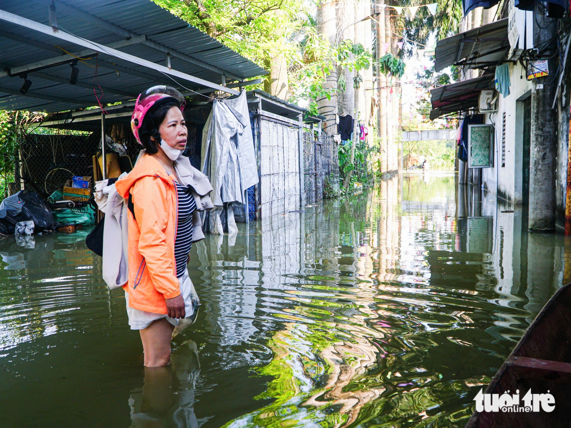 大雨过后4天，河内日江居民仍需涉水齐腰深