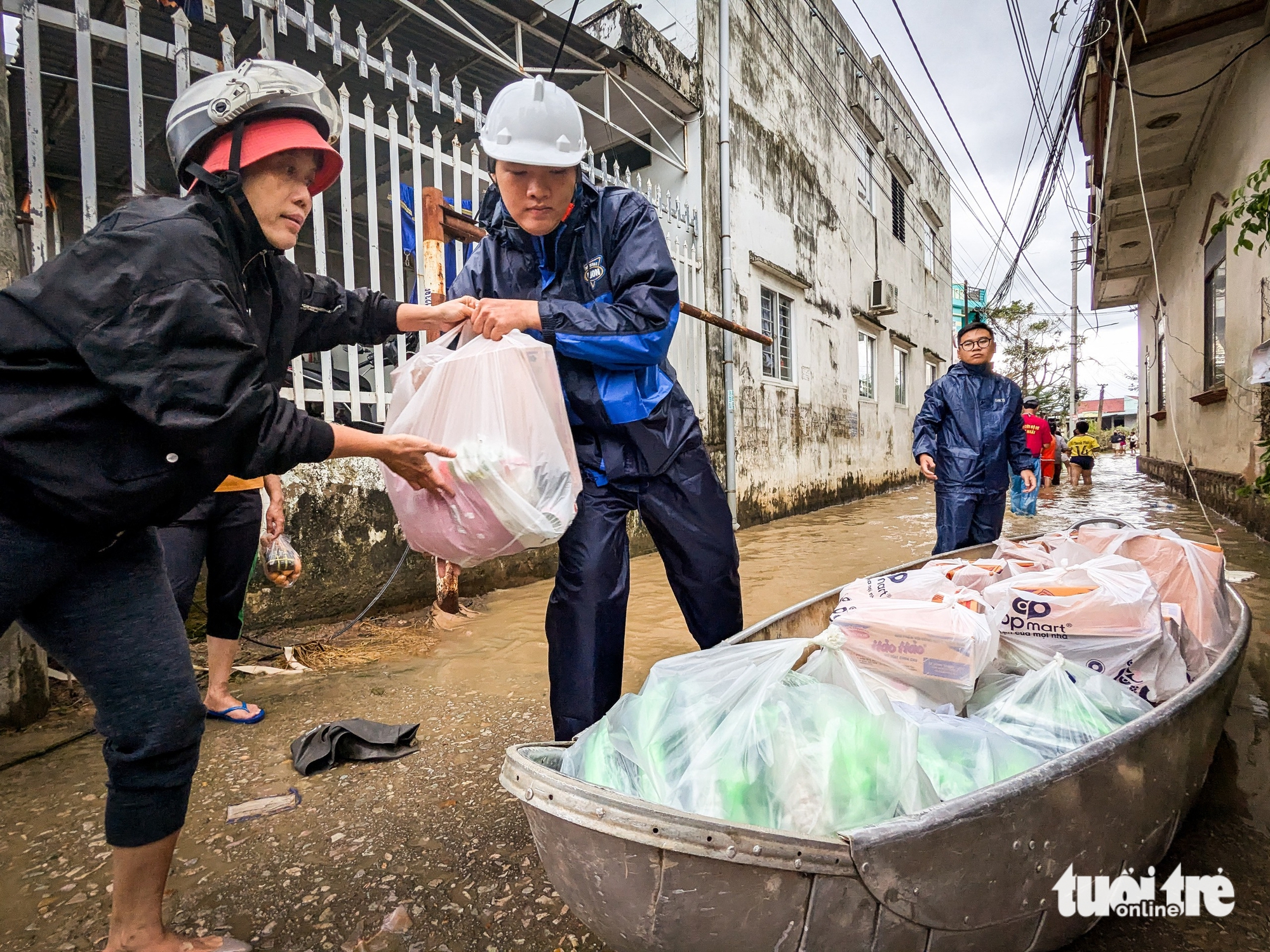 青年报紧急救援嘉莱省洪水中心地区同胞