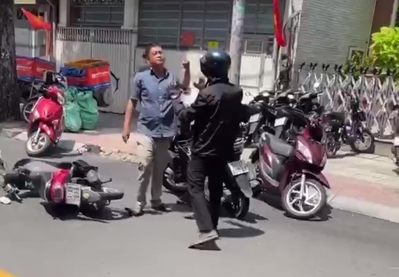 核实男子在Tân Định坊殴打摩托车手的视频