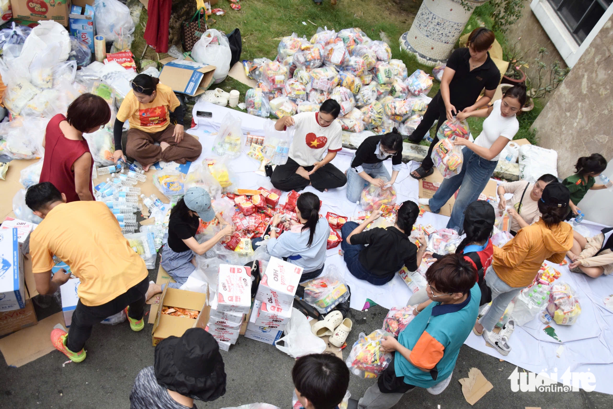 外国人卷起袖子，与胡志明市同胞一起向中部地区传递爱心