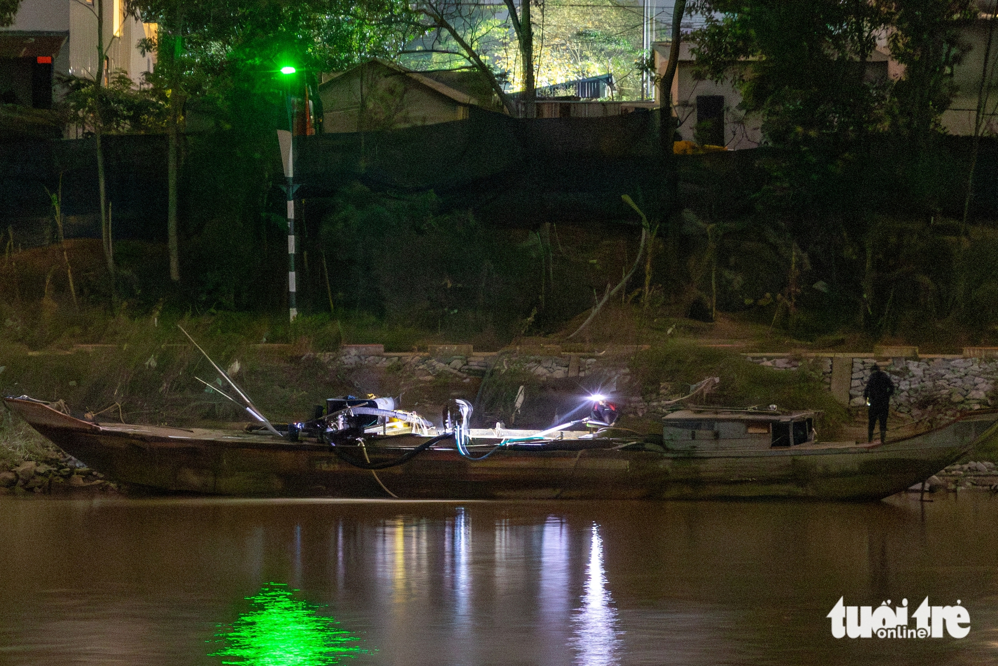 调查：石汉河上连夜非法吸沙，交易迅速进行
