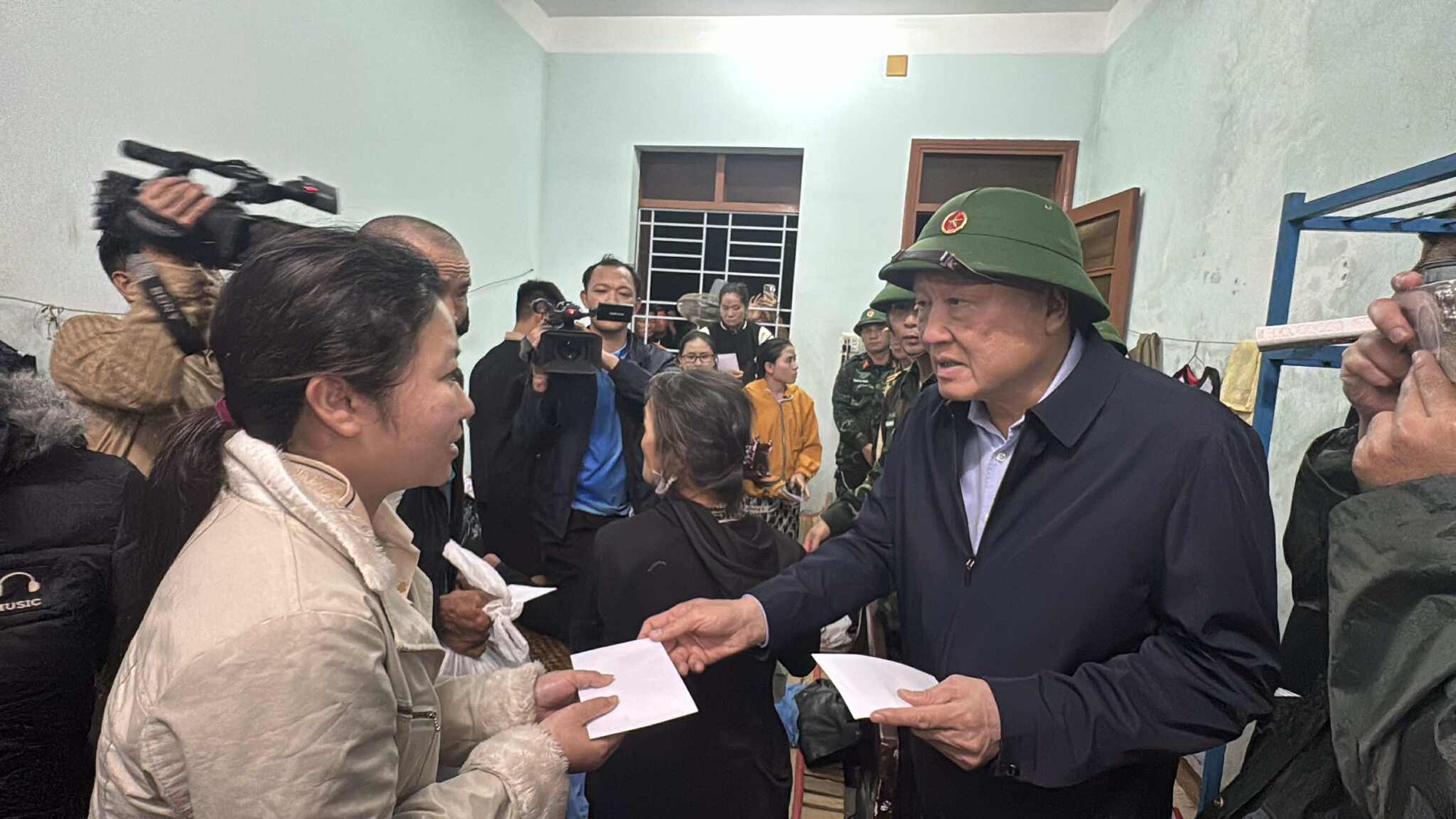 副总理阮和平探访同和洪水中心地区民众