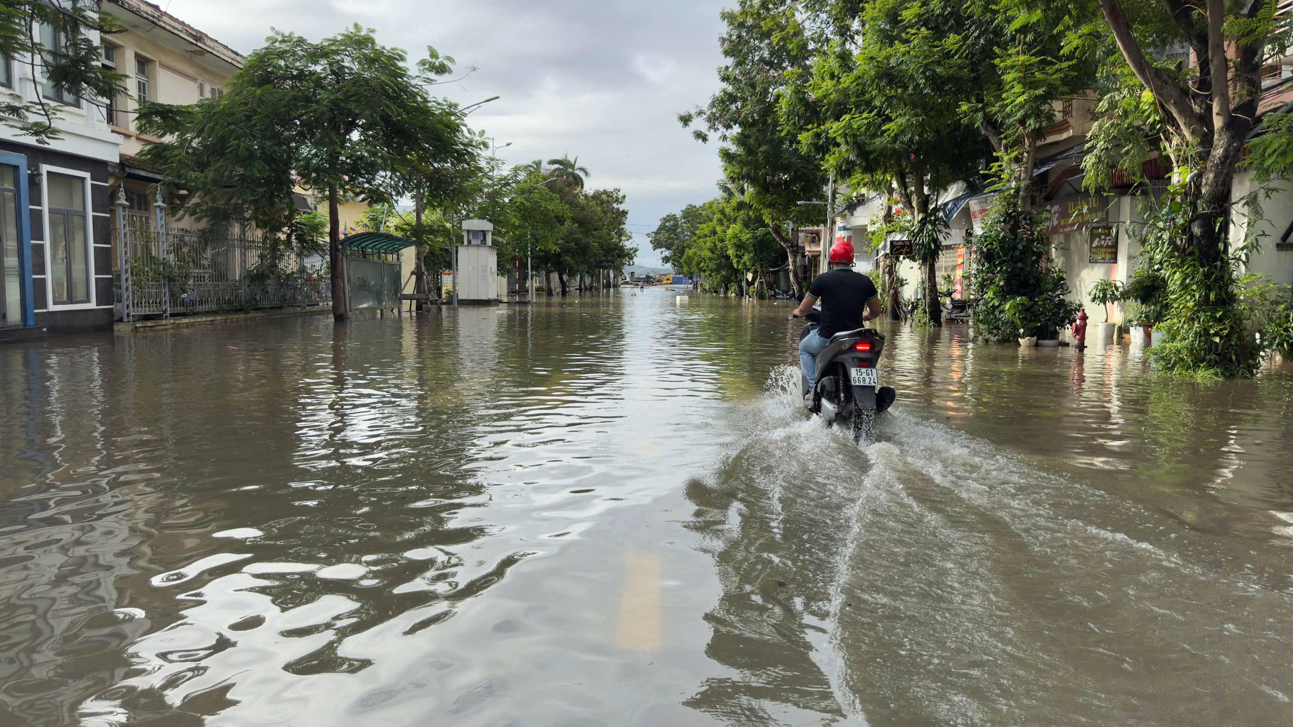 3号台风后水位迅速上涨，海防多条街道成河