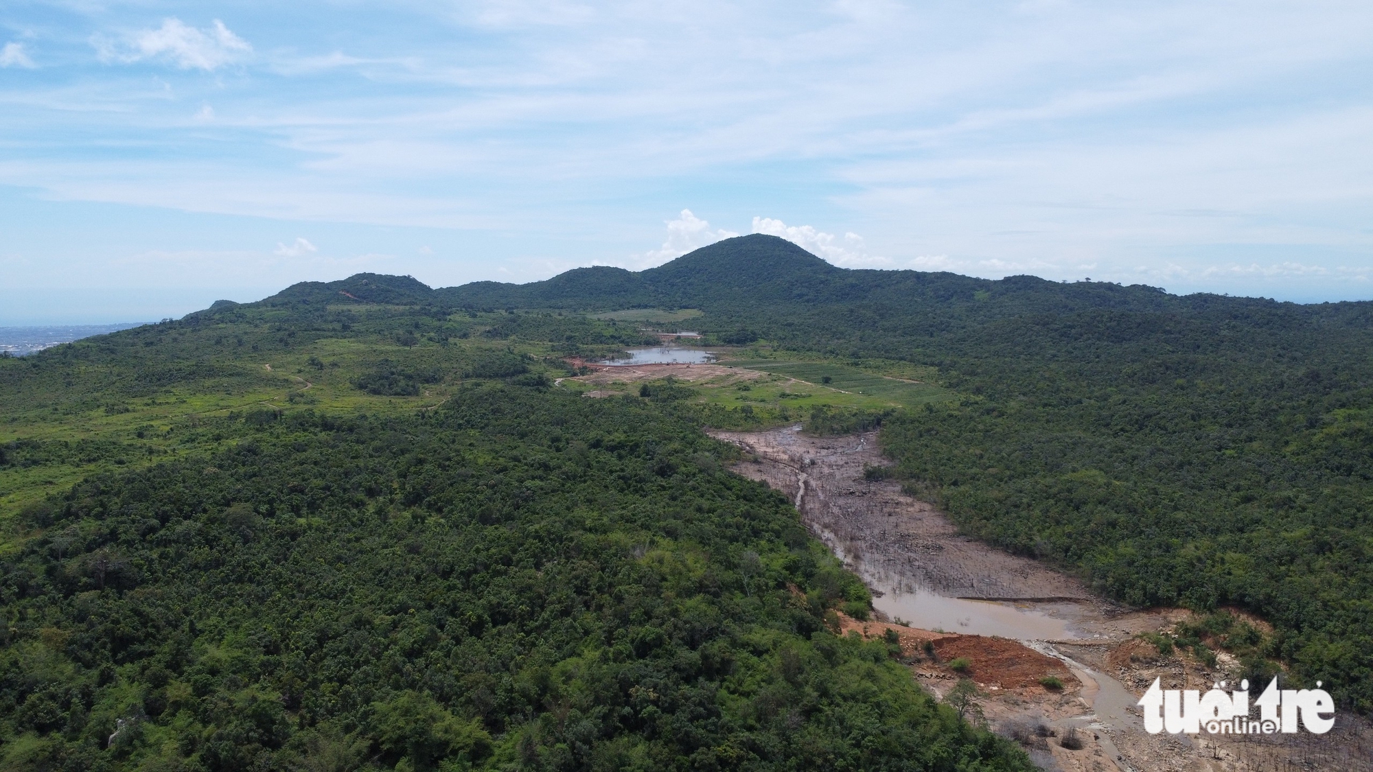 近距离观察山上水库溃坝摧毁农作物和民宅