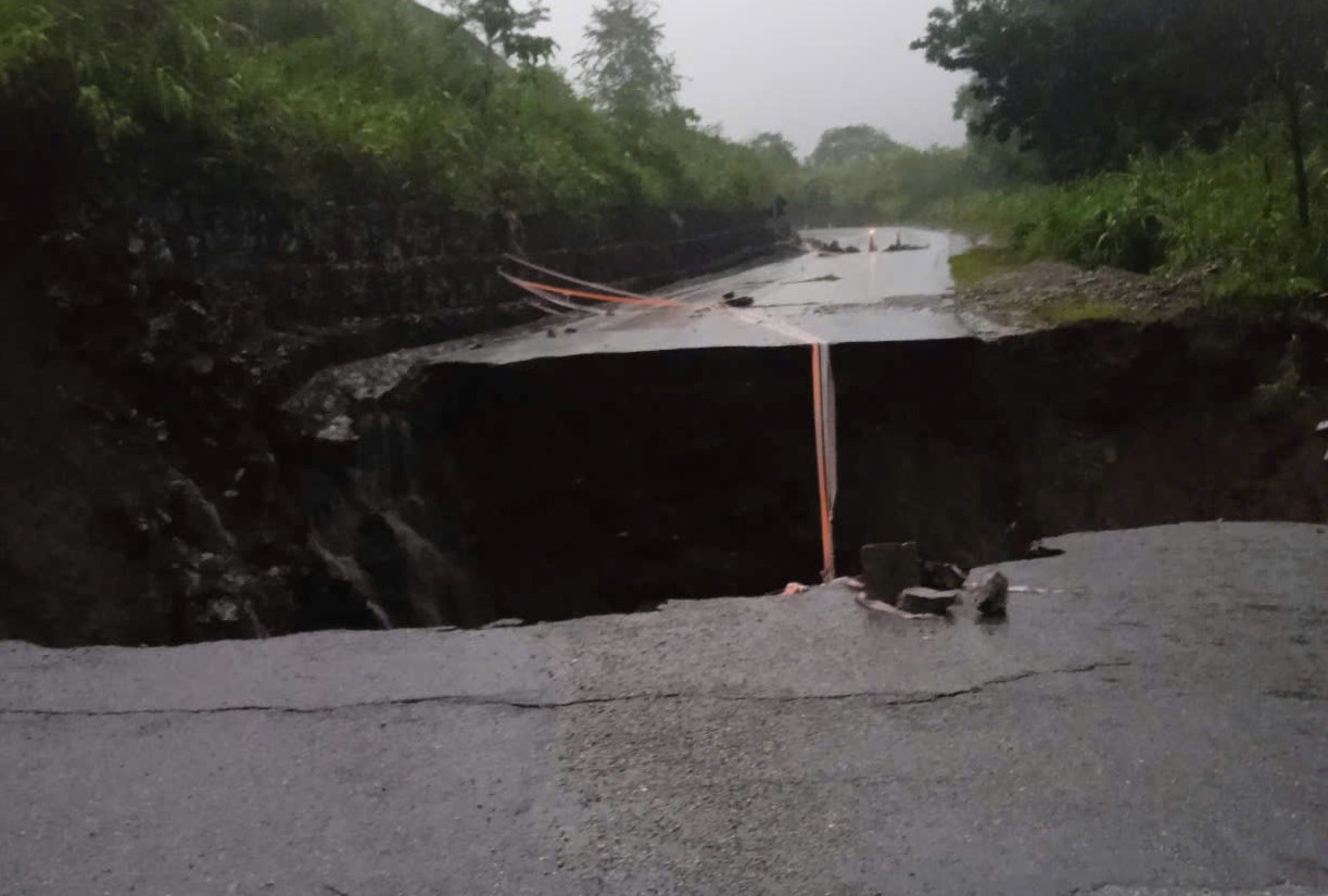 北部山区多条道路因洪水仍处于拥堵状态