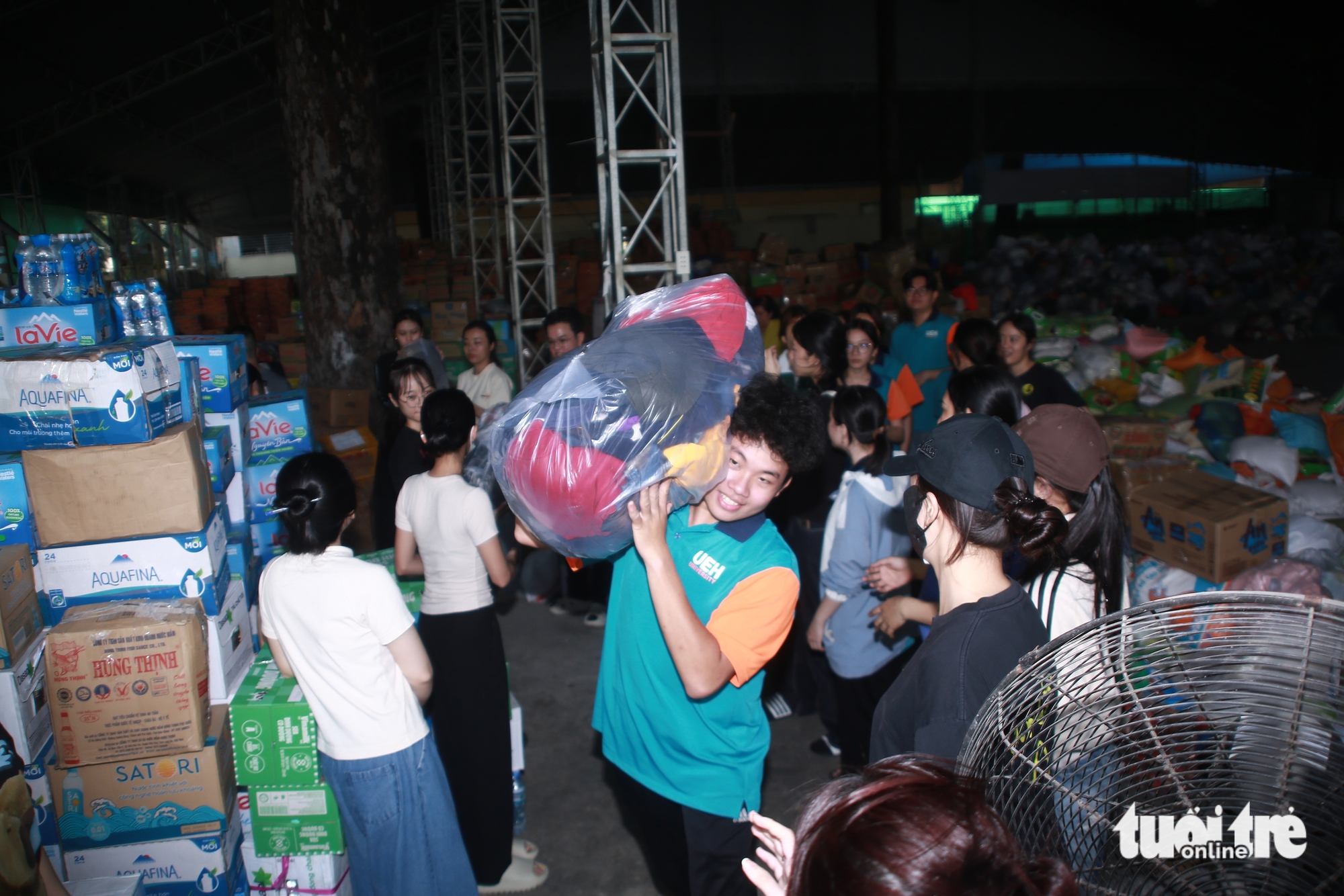 胡志明市劳动文化宫人潮涌动，人们前来帮助整理和搬运物资支援洪水灾区