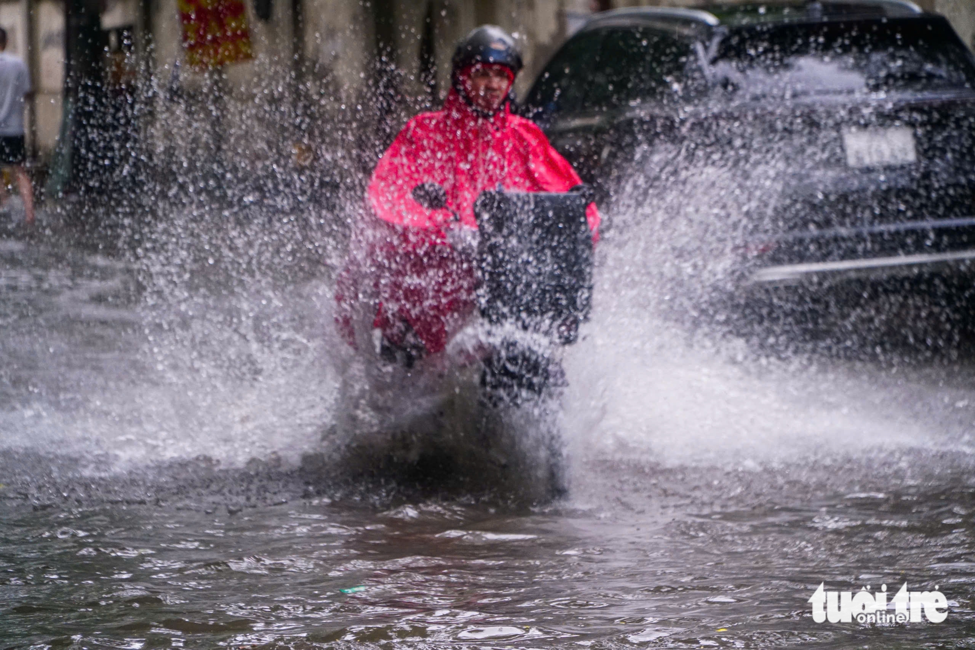 大雨持续一整天，河内街道深陷积水