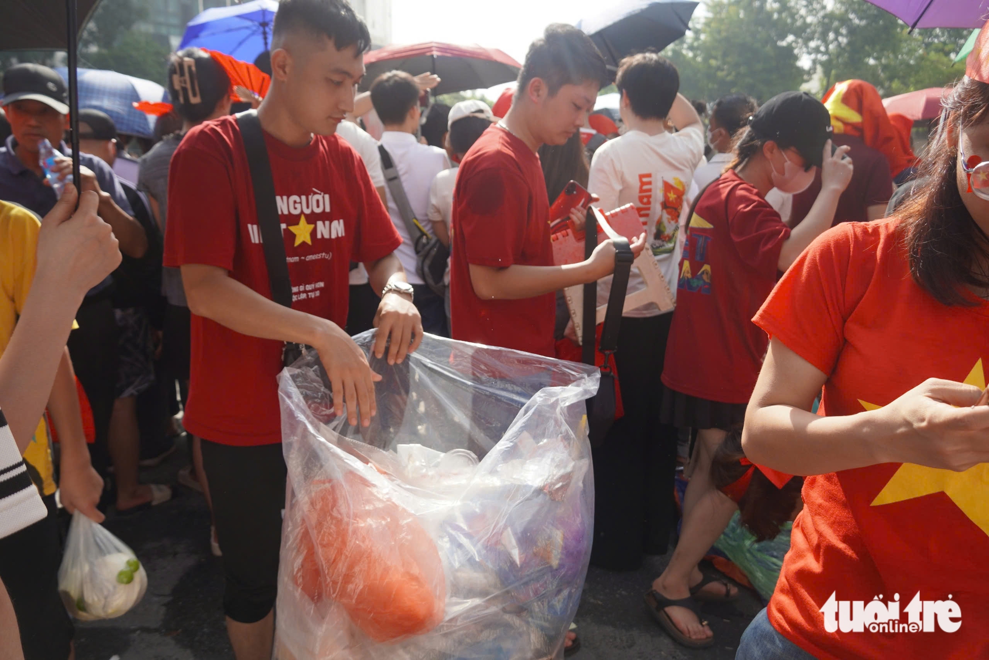 阅兵队伍在人民的欢呼声中行进