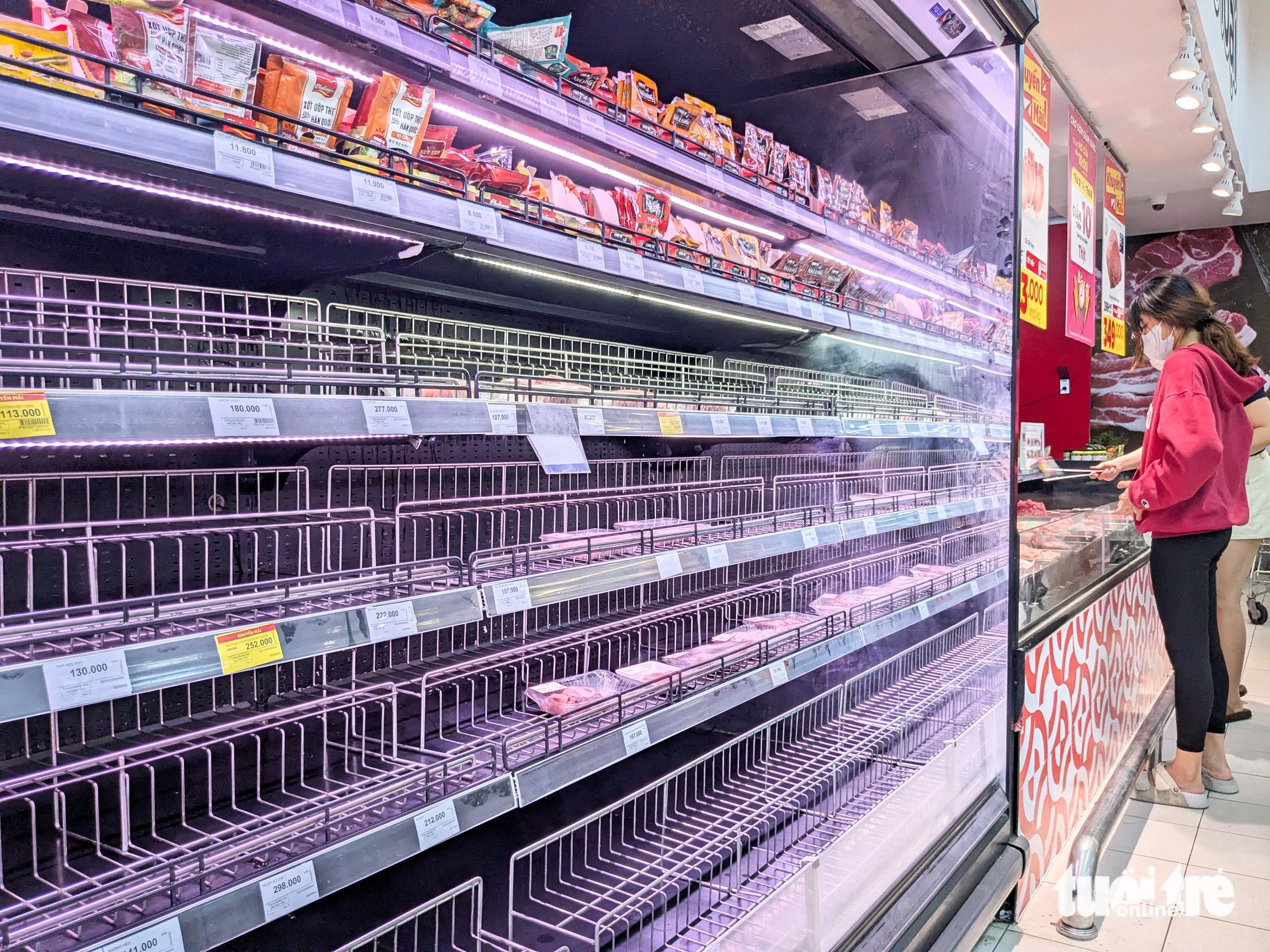 归仁市民涌向超市购买食品以躲避台风卡尔梅吉